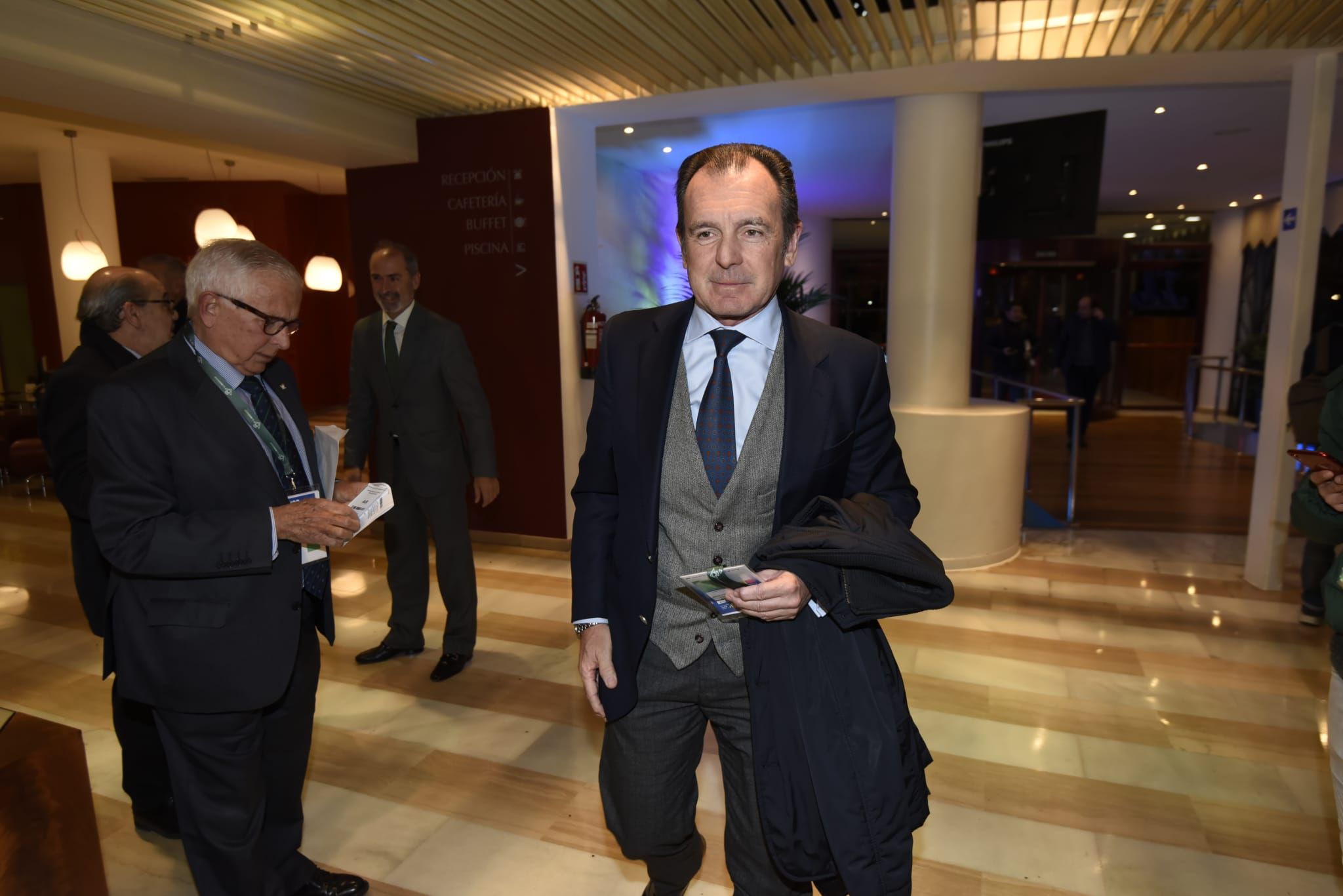  Ernesto Sanguino, en una junta de accionistas