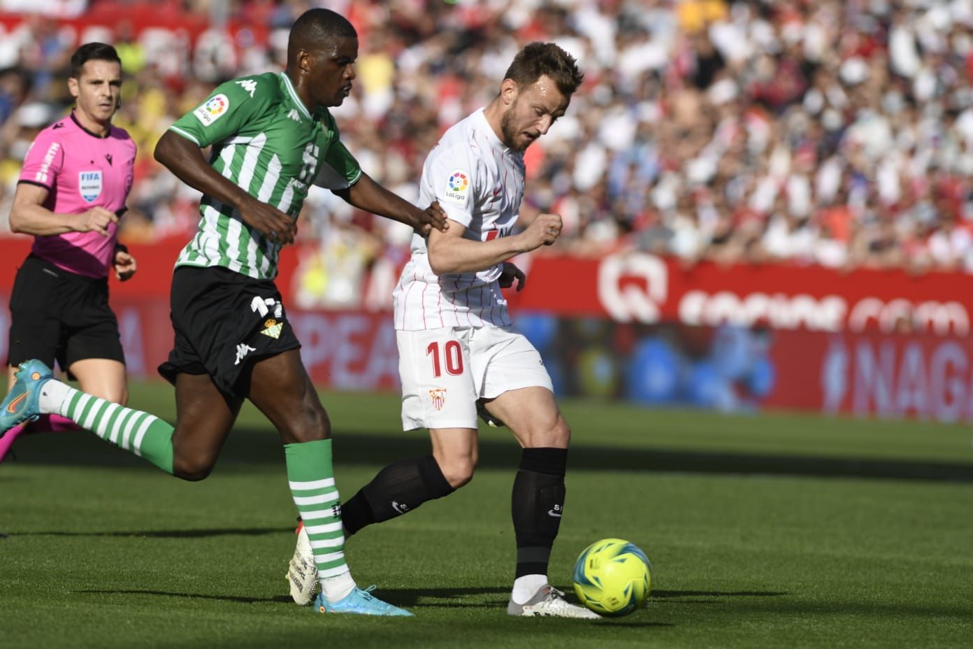  Rakitic, en un derbi contra el Betis