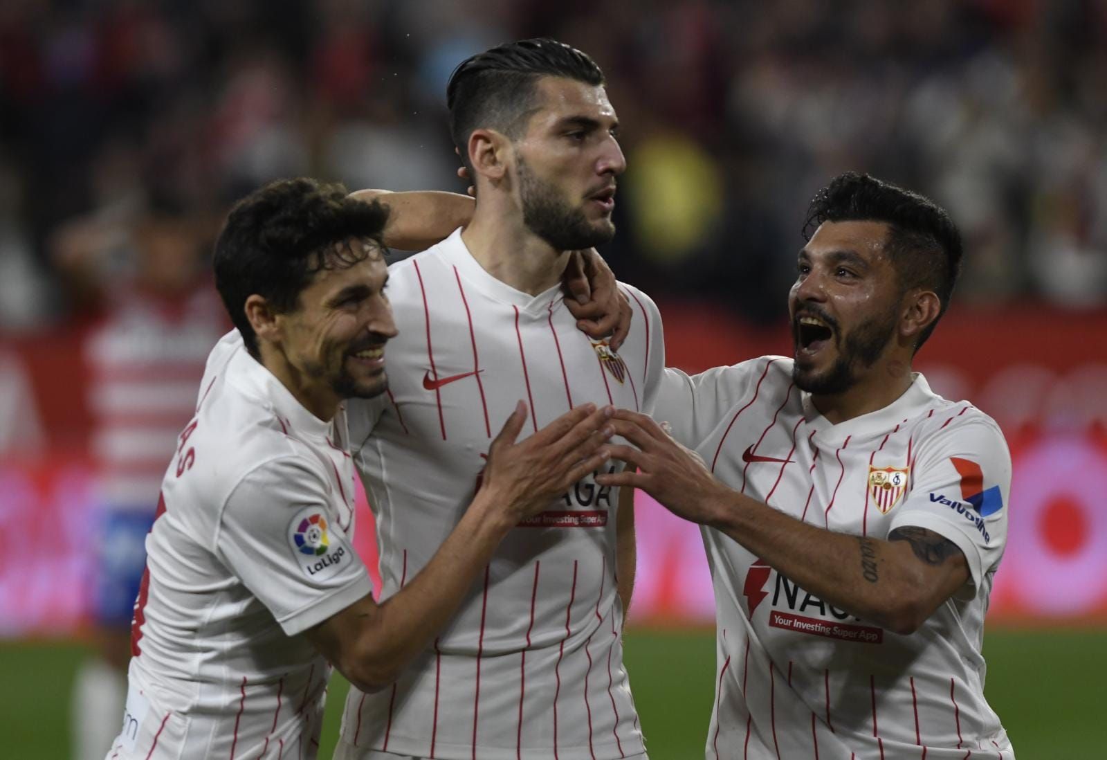  Navas, Rafa Mir y Tecatito celebran un gol al Granada