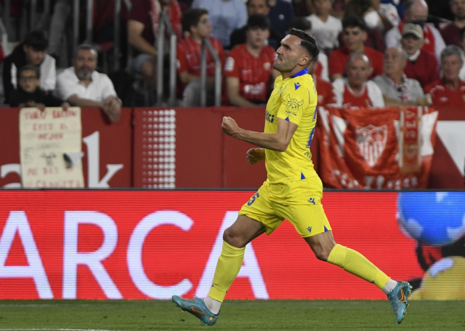  Lucas Pérez celebra su tanto en el Pizjuán durante su etapa como jugador del Cádiz.