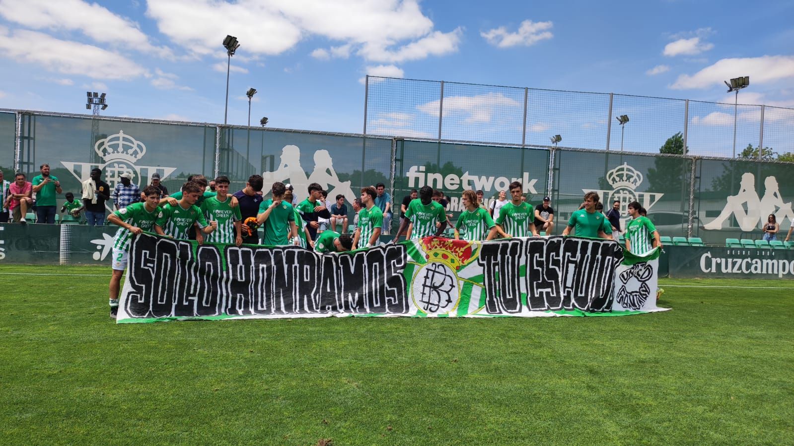 “¡Sí, sí, si, nos vamos pa Madrid!": la celebración del Betis juvenil en la Copa de Campeones.