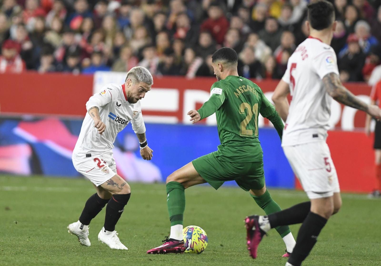  Papu Gómez, ante el Elche.