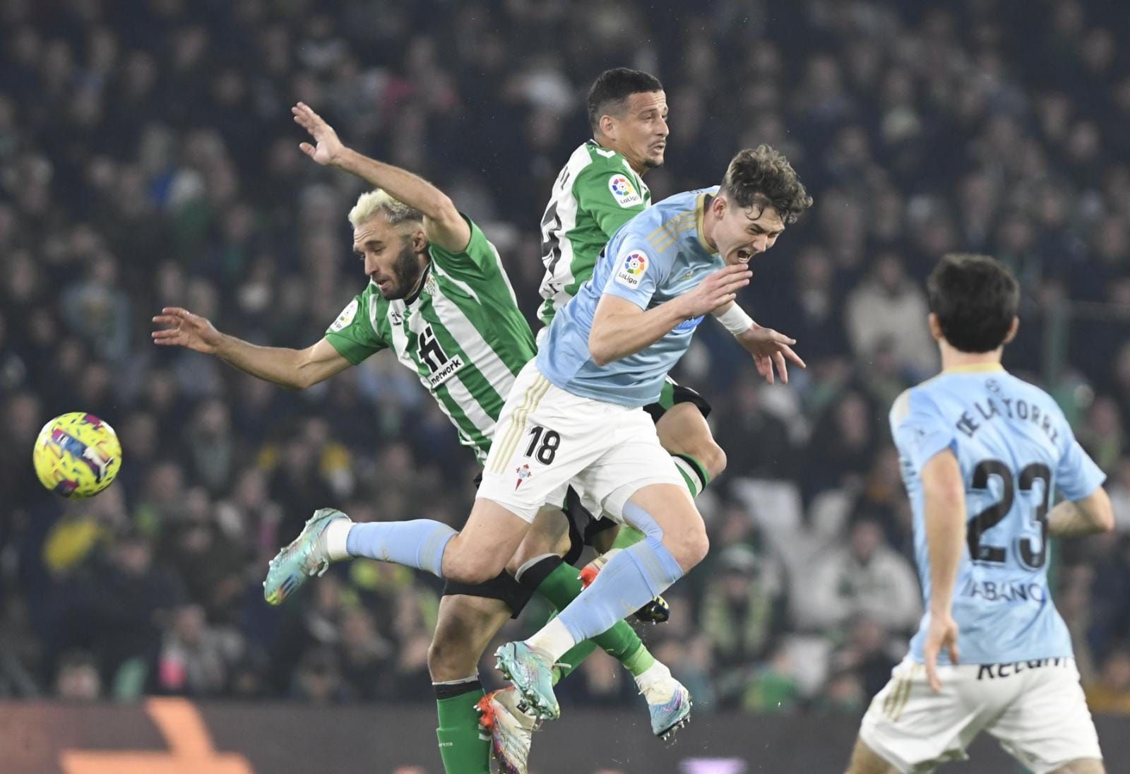 Larsen ante el Betis.