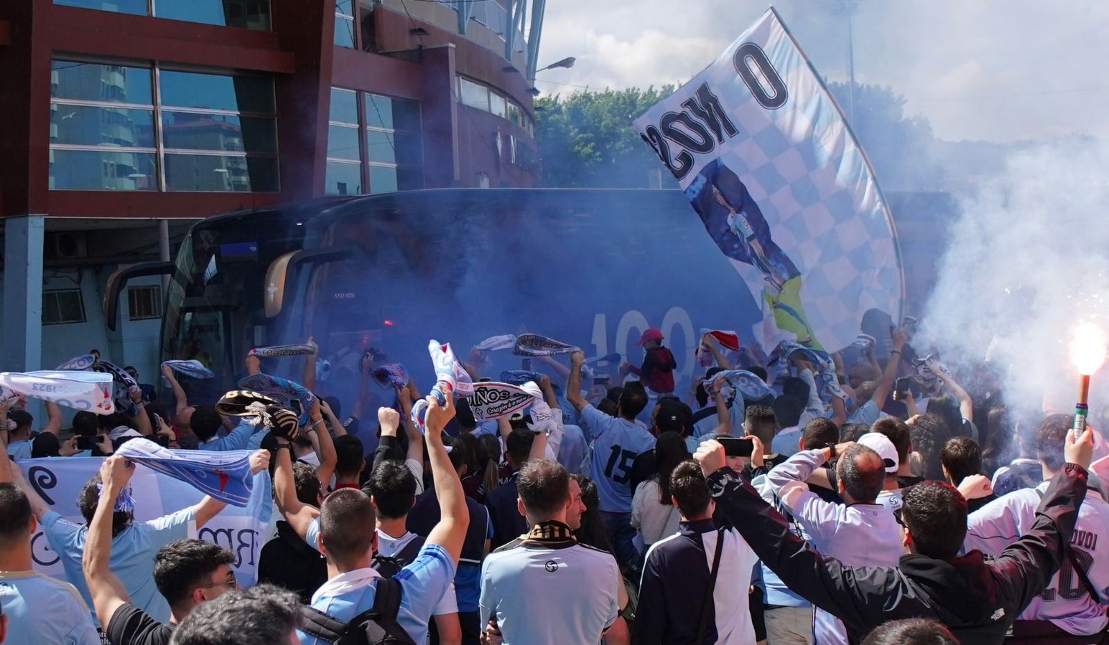  Recibimiento de los aficionados del Celta al bus del equipo.