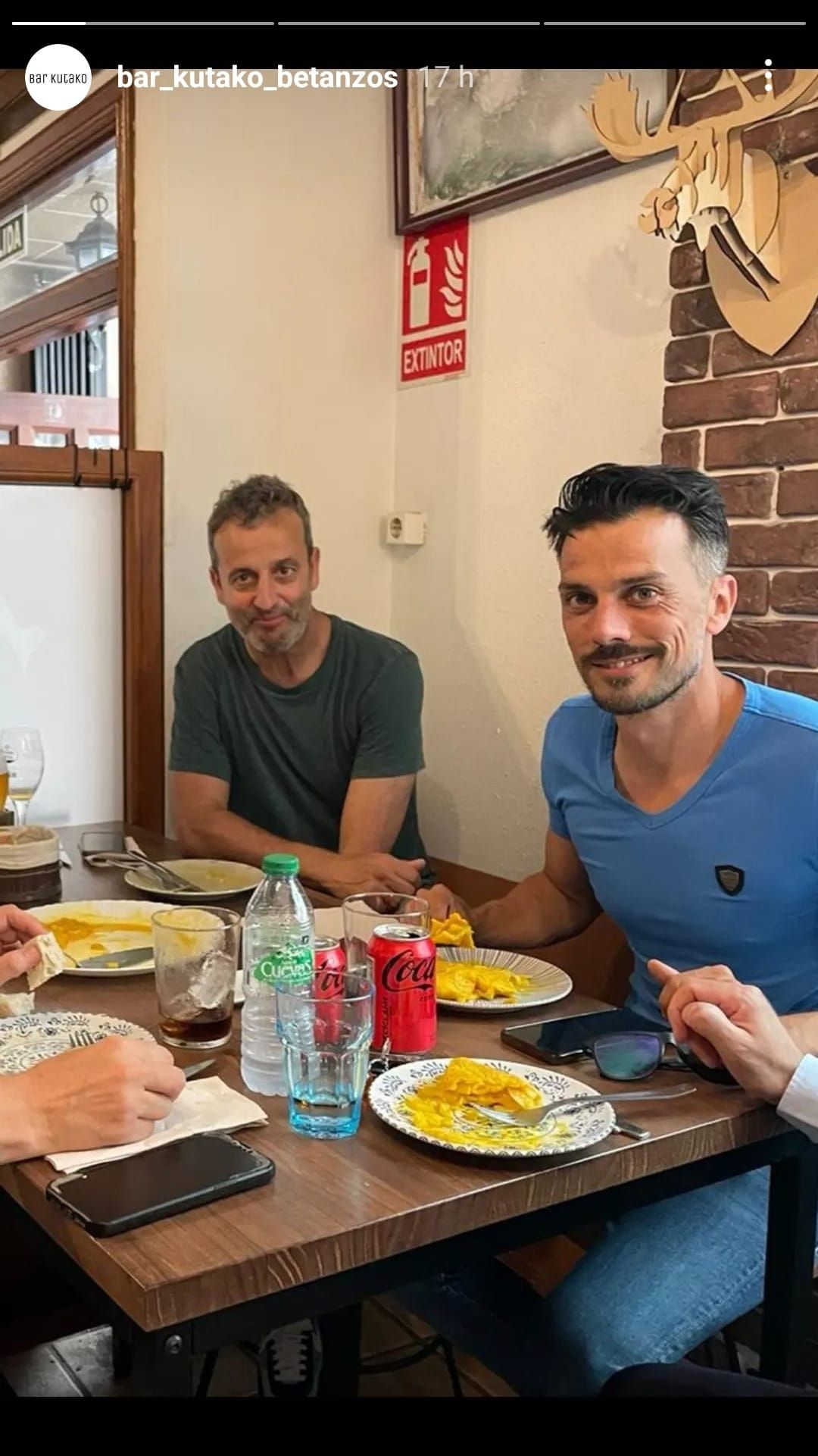  Fran González y Rubén de la Barrera comiendo.