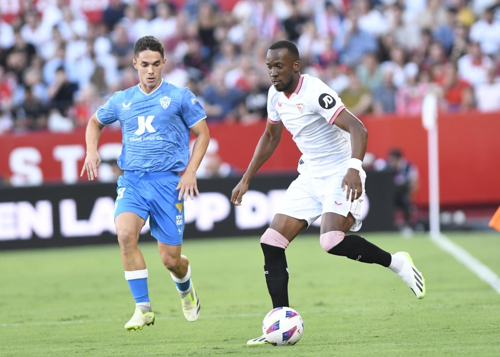 Lukebakio, ante el Almería.