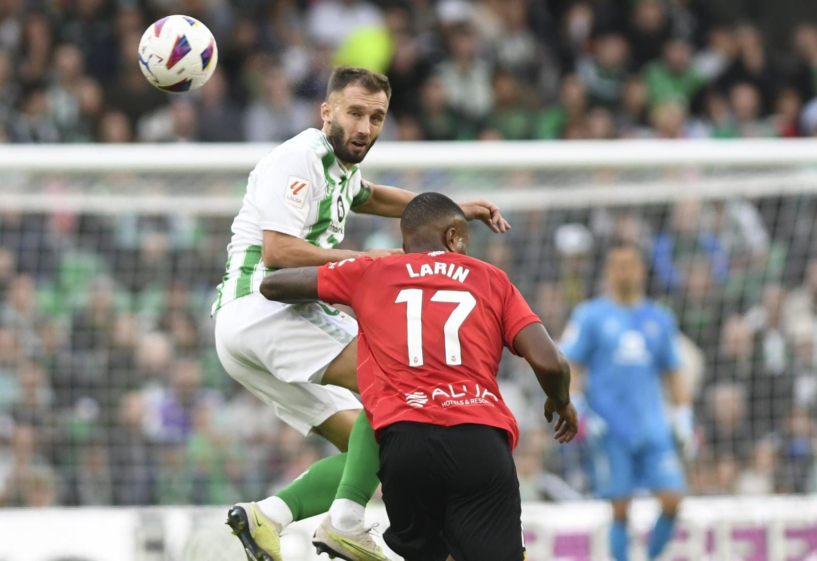 Germán Pezzella gana un duelo aéreo.