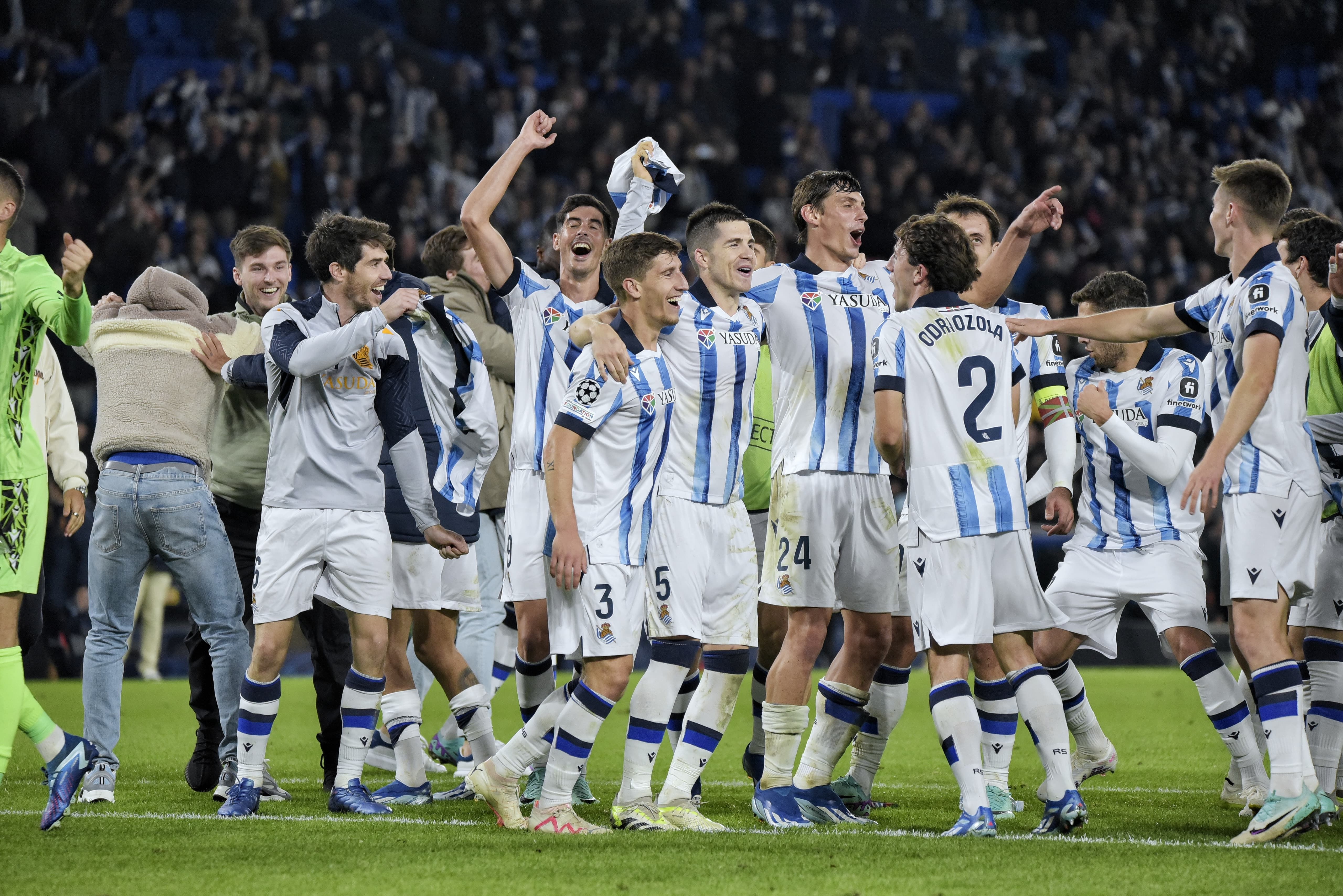 Los jugadores de la Real celebran el triunfo al Benfica en la Champions.