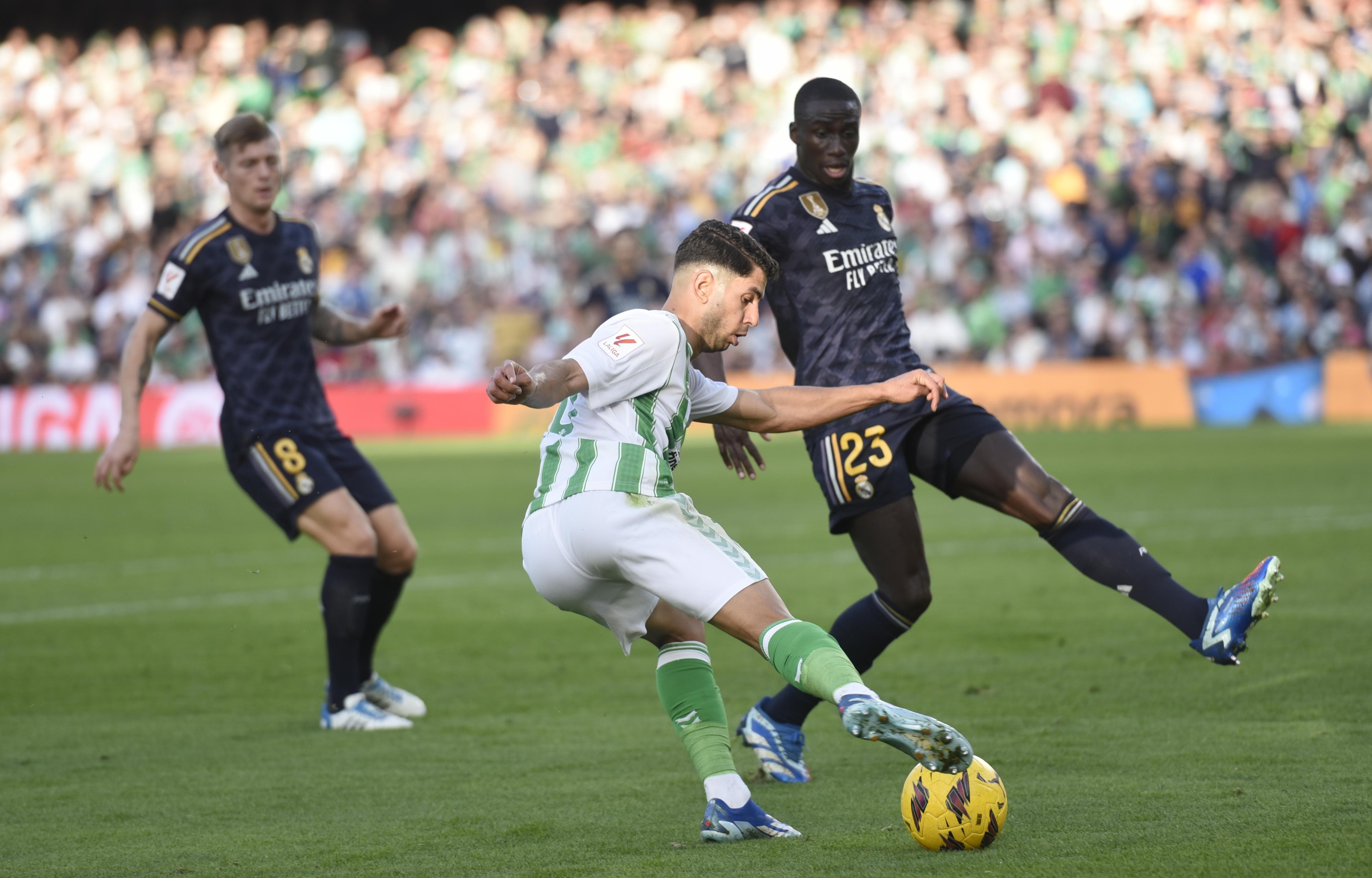  Ayoze Pérez con la pelota .