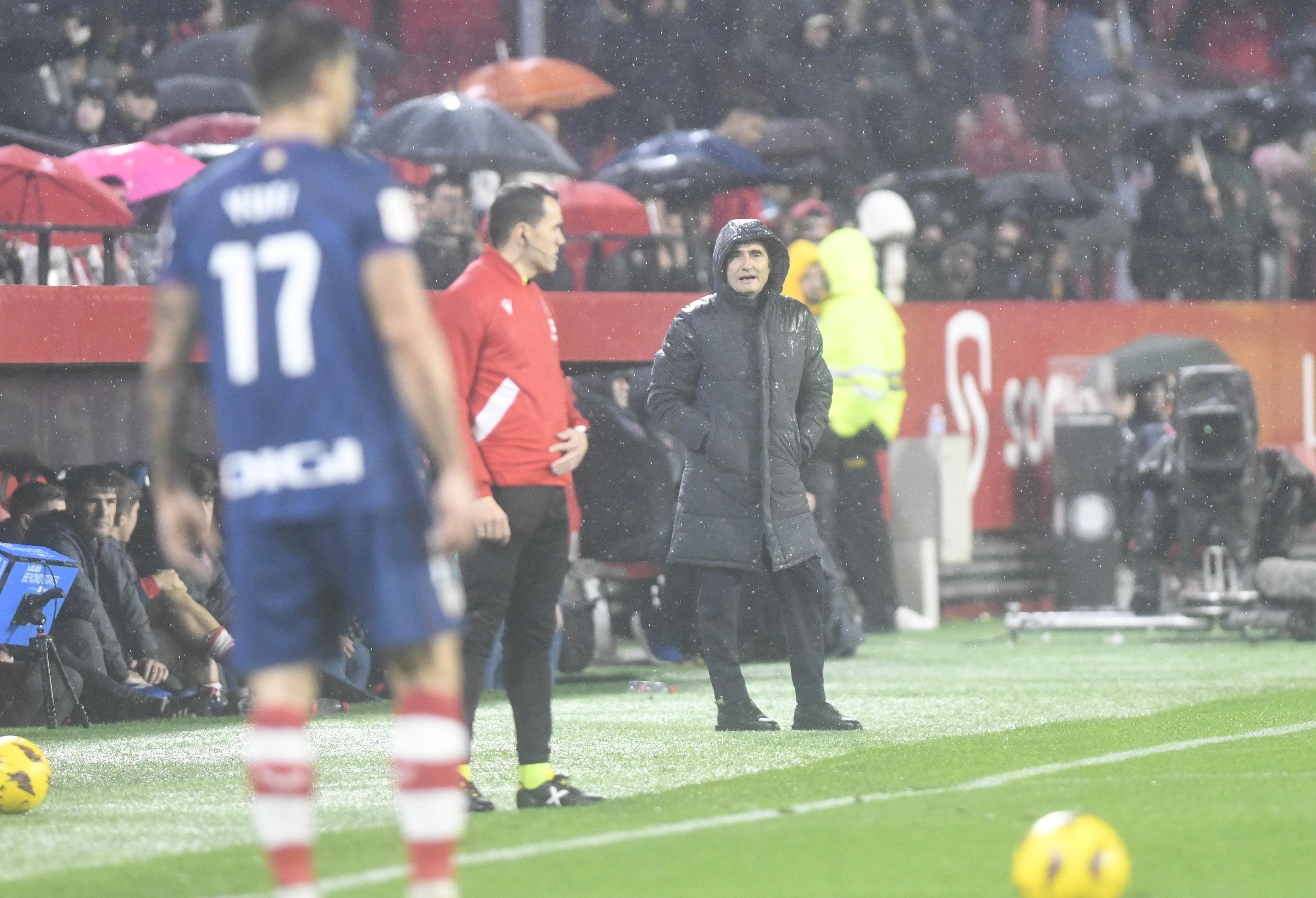 Valverde da indicaciones a sus jugadores bajo la lluvia.
