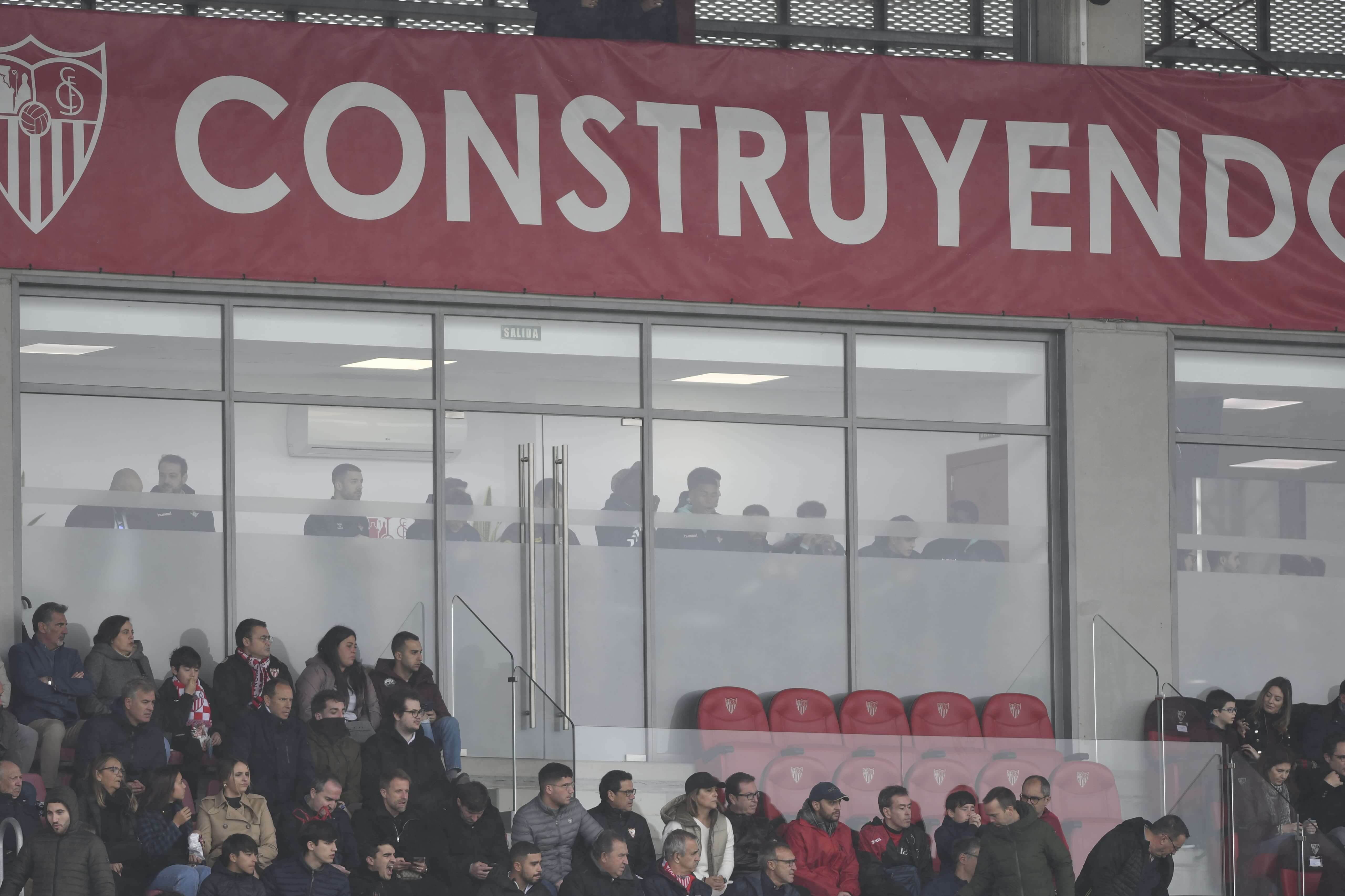  Los jugadores del Betis no convocados, durante el derbi chico.