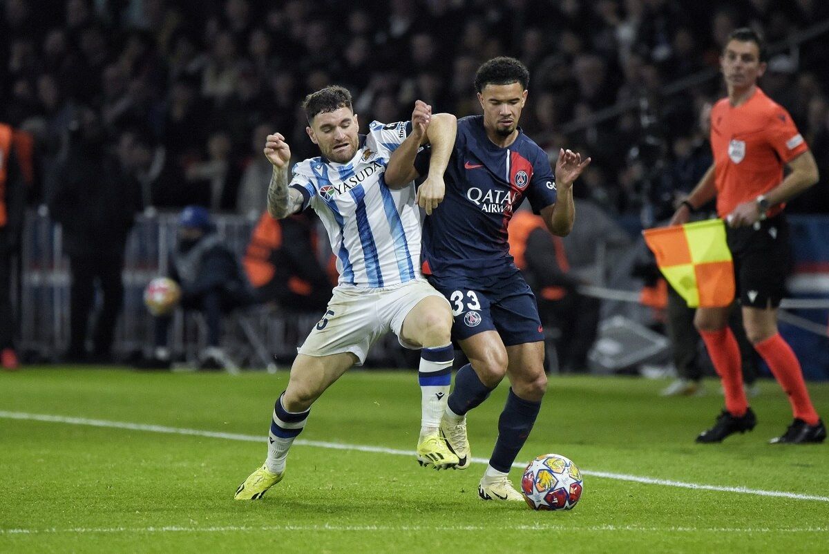  Javi Galán presiona a Zaire-Emery en el PSG - Real Sociedad de Champions.