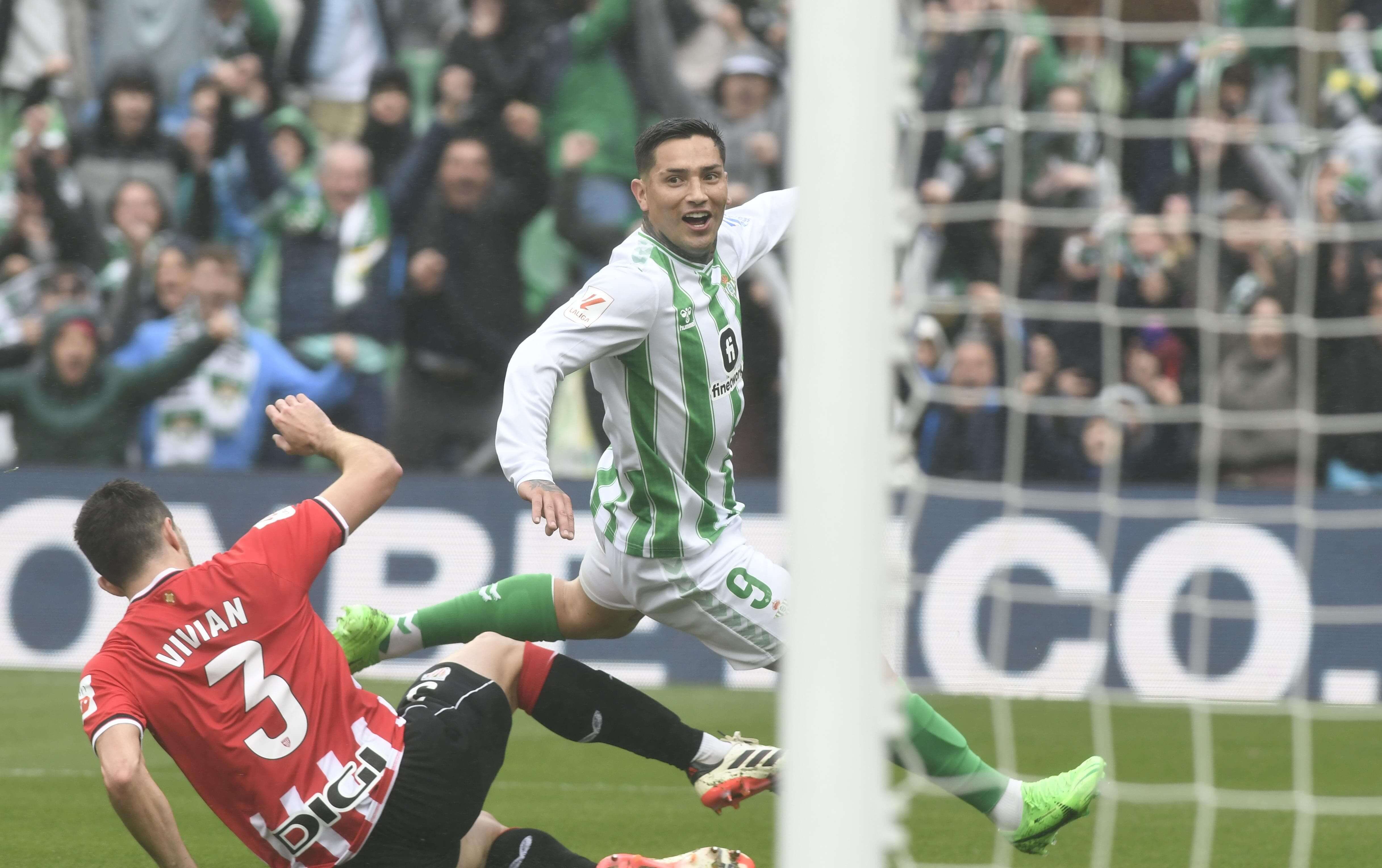  El Chimy Ávila en el partido ante el Athletic (foto: Kiko Hurtado).