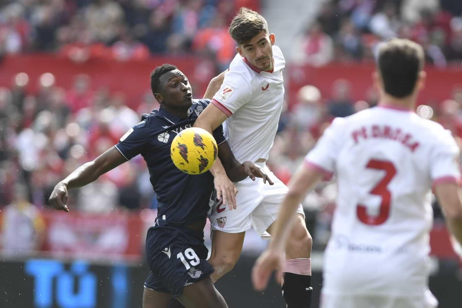 Kike Salas y Sadiq, en el Sevilla-Real Sociedad de la pasada temporada.