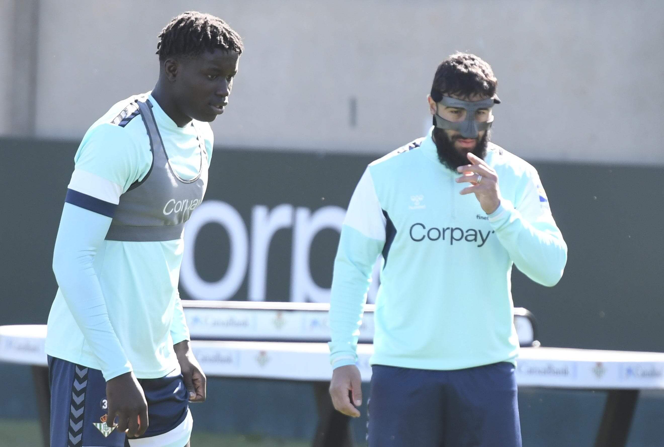  Fekir, con la máscara protectora y junto a Mendy, en el entrenamiento del Betis (foto: Kiko Hurtado).