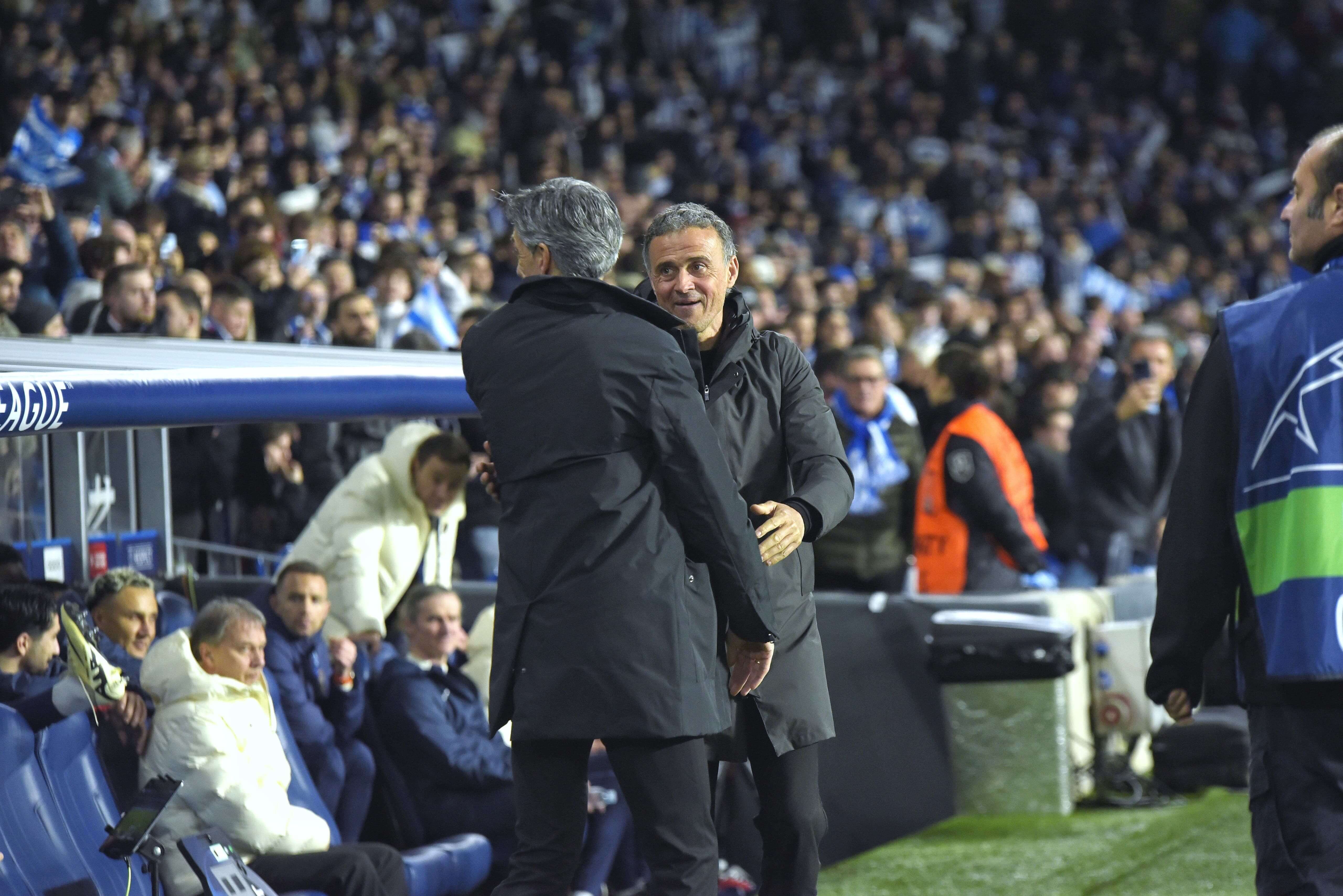  Imanol y Luis Enrique se saludan en la previa del partido.