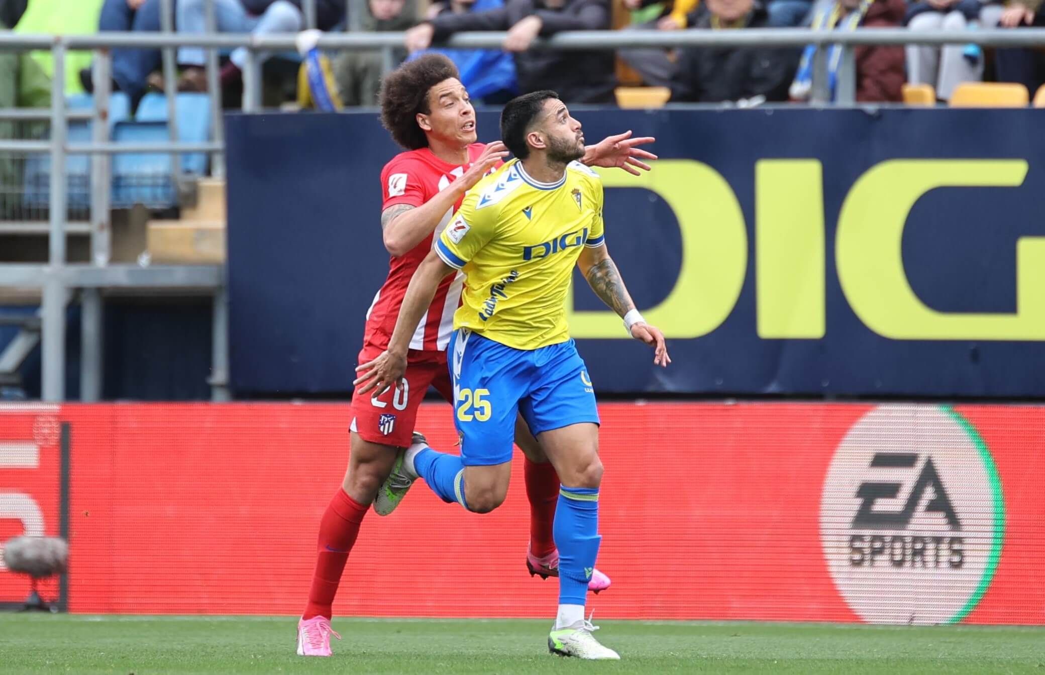  Maxi Gómez pugna con Witsel en el Cádiz - Atleti.