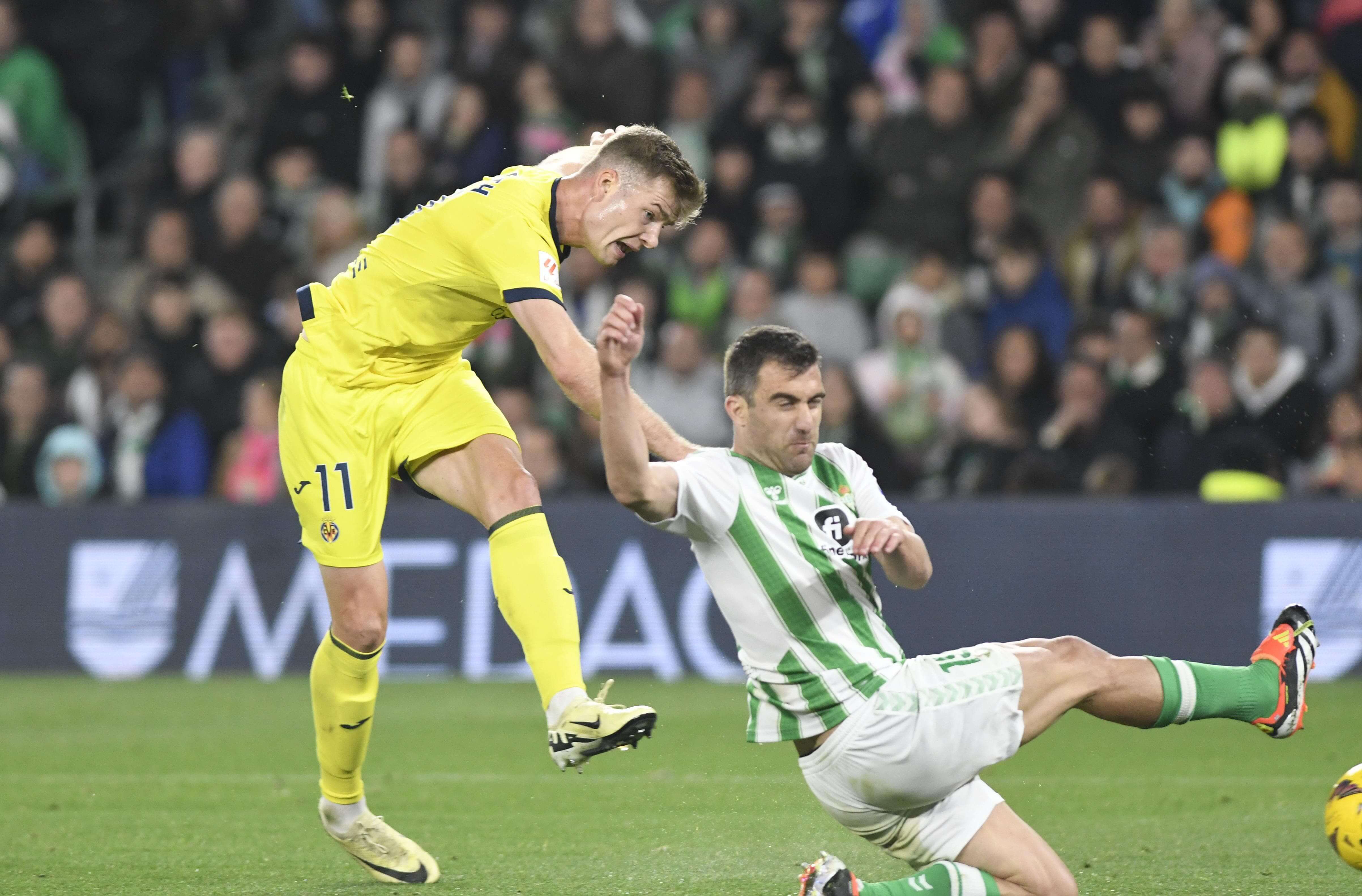  Sorloth, ante el Real Betis.