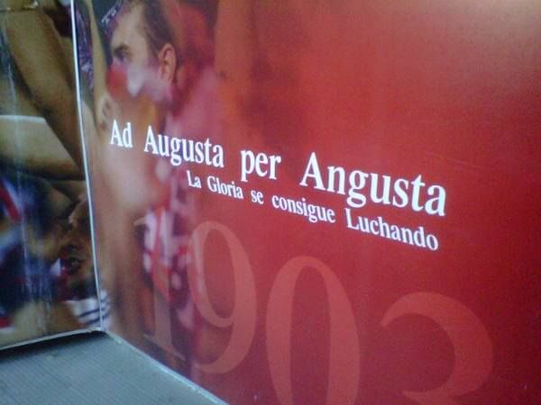  El lema "Ad augusta per angusta", ya presente en el Vicente Calderón