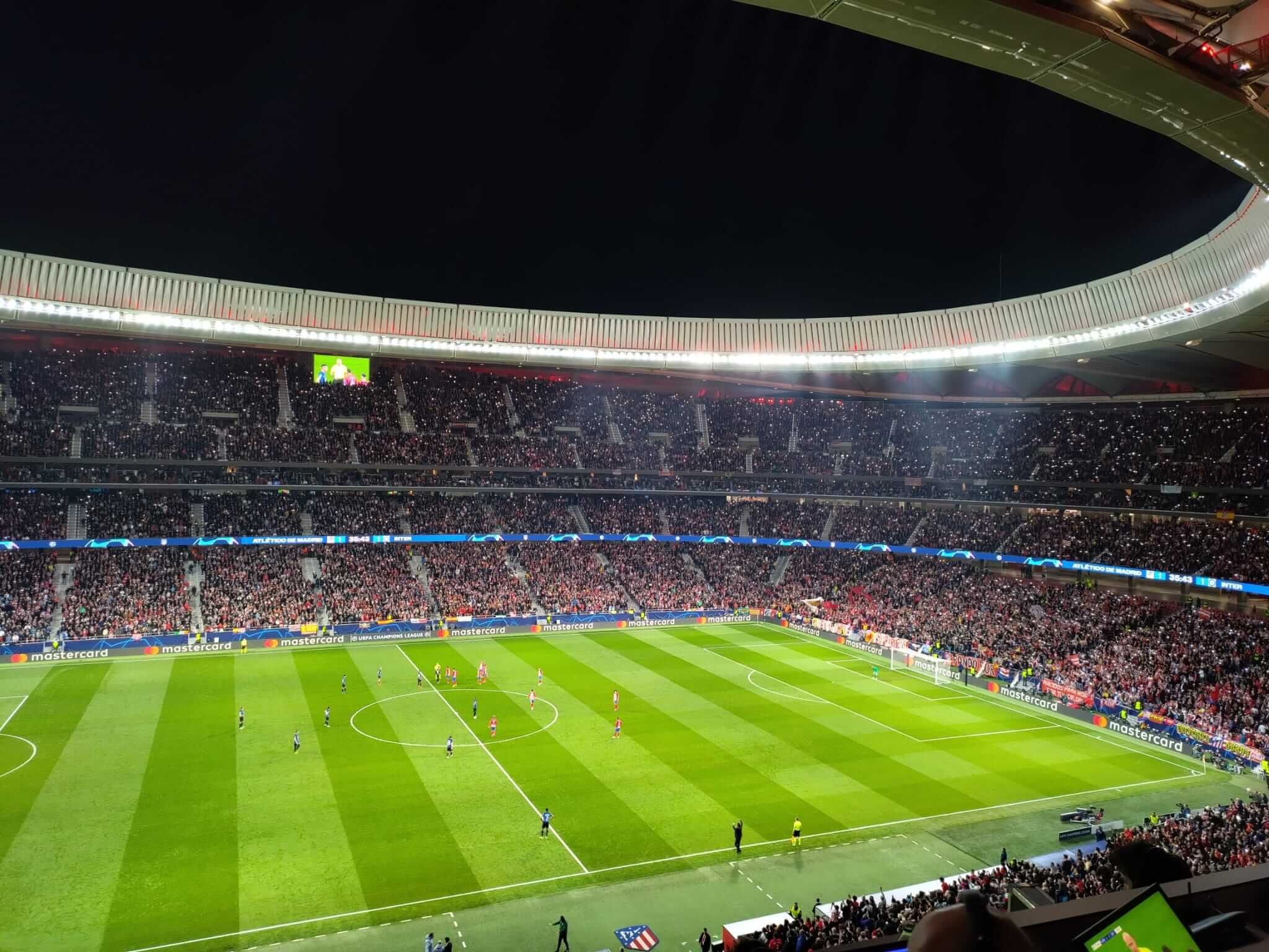 Las linternas de los móviles y la reacción de los Atléticos en el Metropolitano