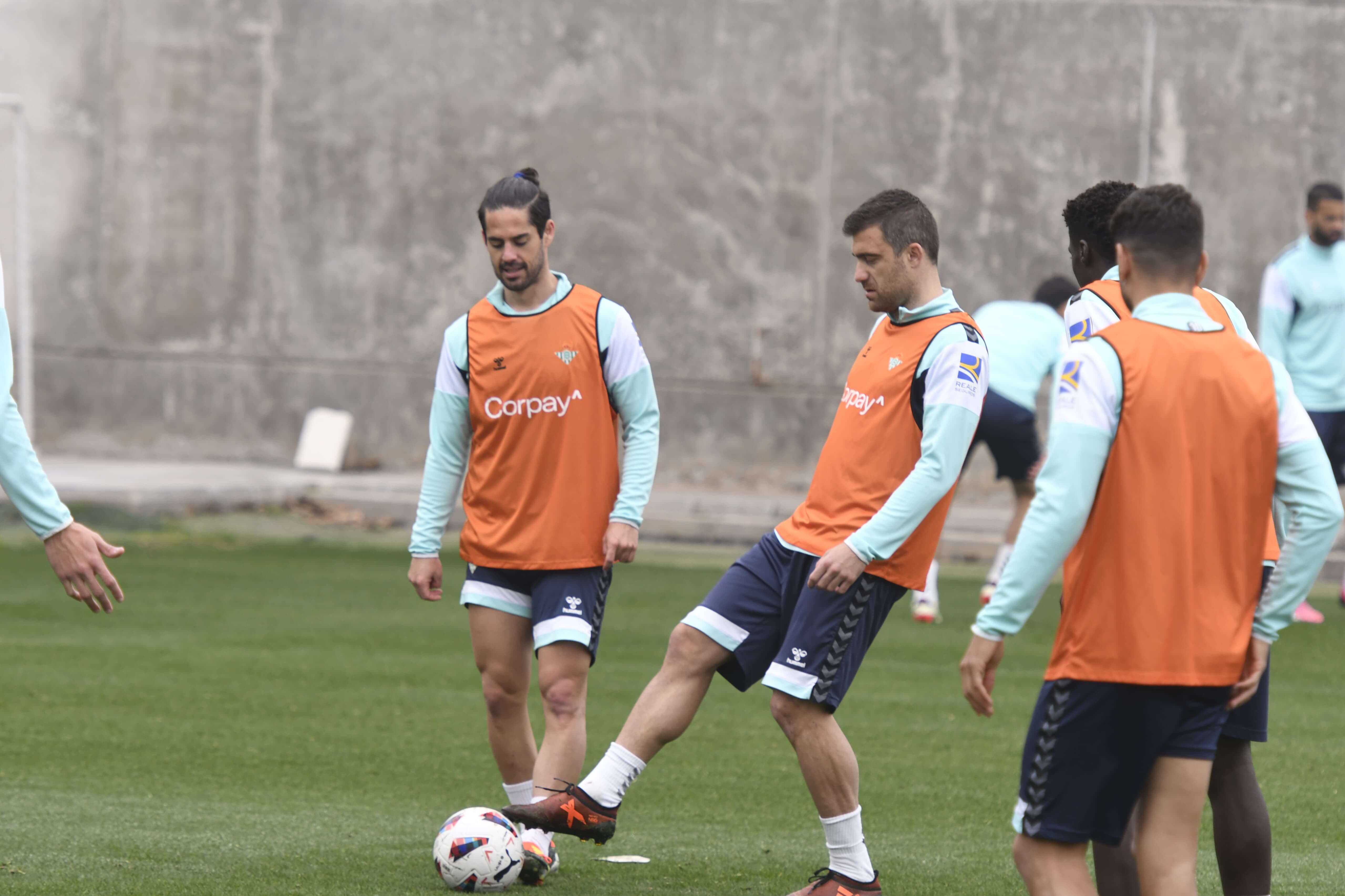 Isco Alarcón y Sokratis en el entrenamiento