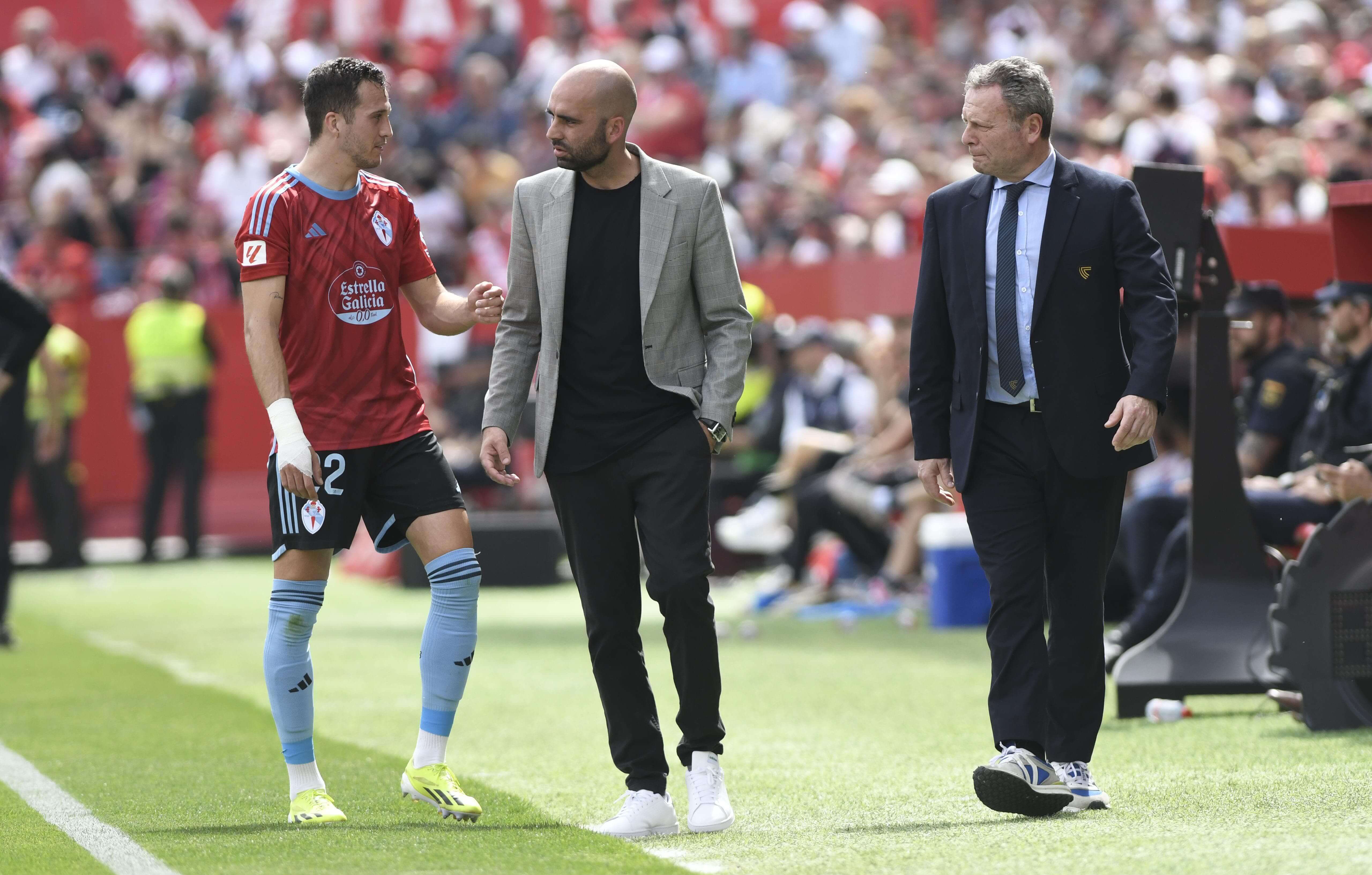 Giráldez conversa con Manquillo.