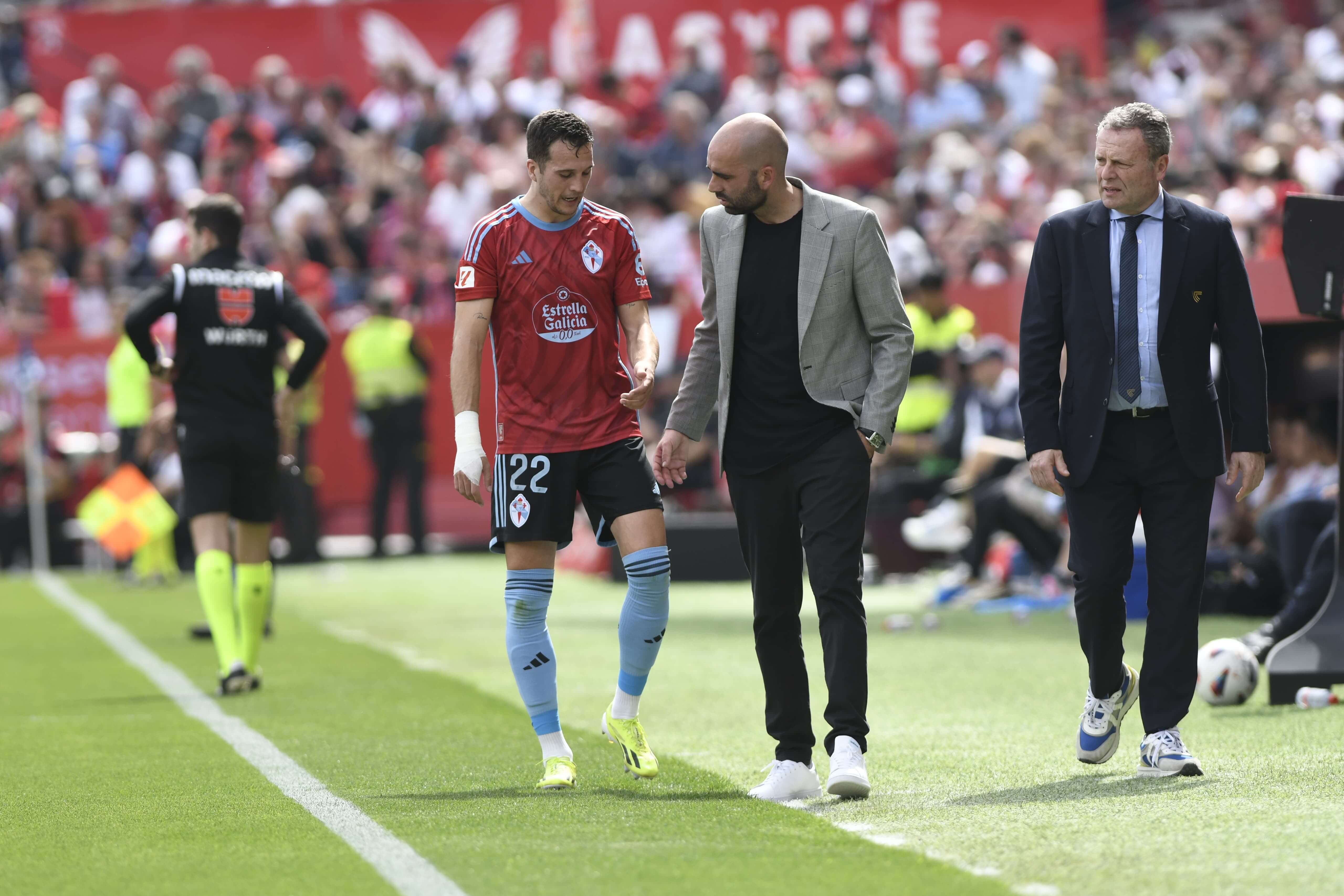  Giráldez conversa con Manquillo.