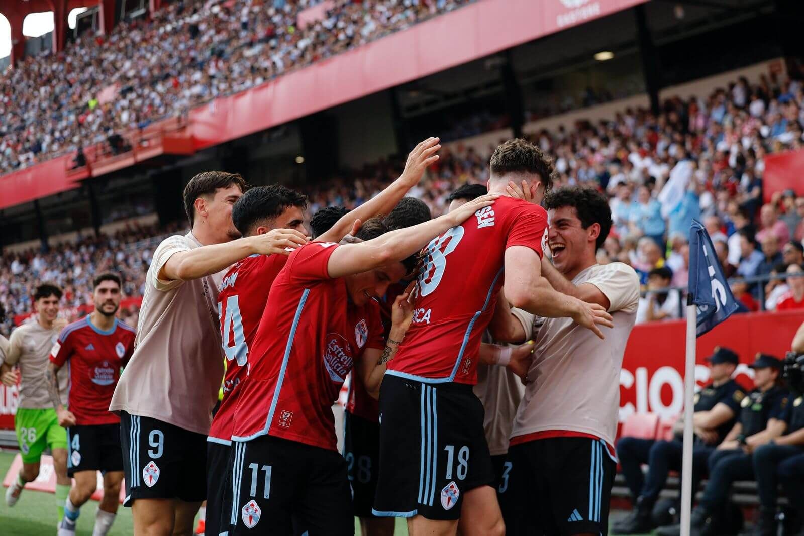  Celebración del gol de Strand Larsen.