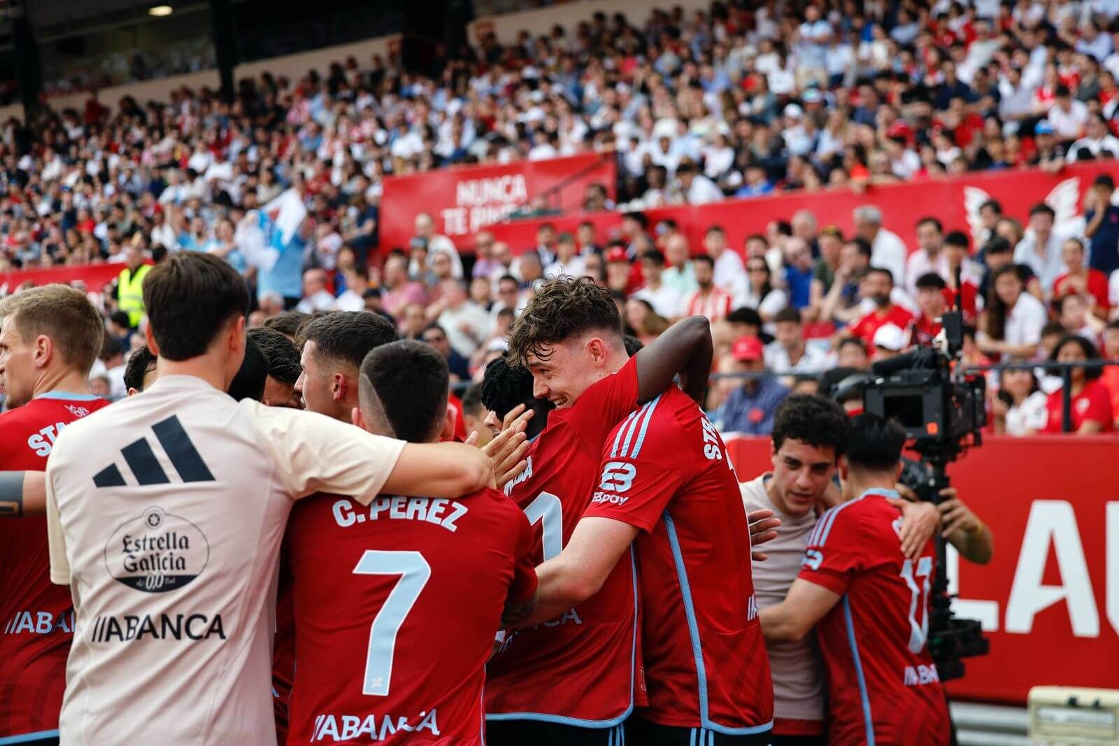  Celebración del gol de Strand Larsen.