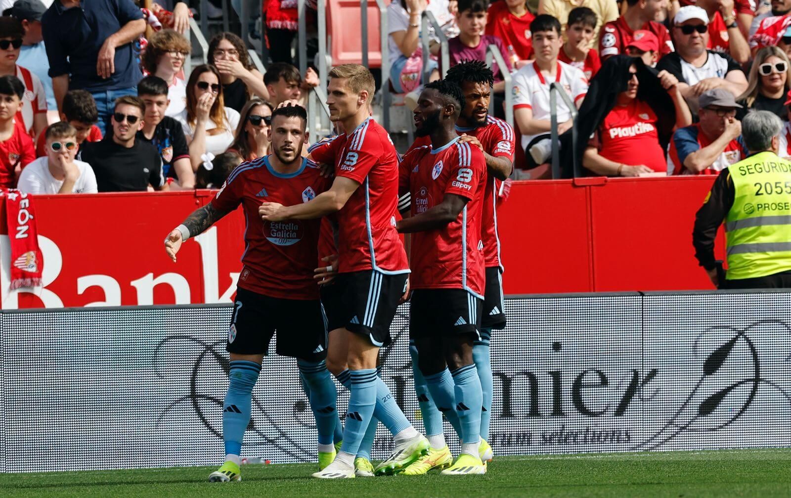  Carles Pérez celebra su gol al Sevilla.