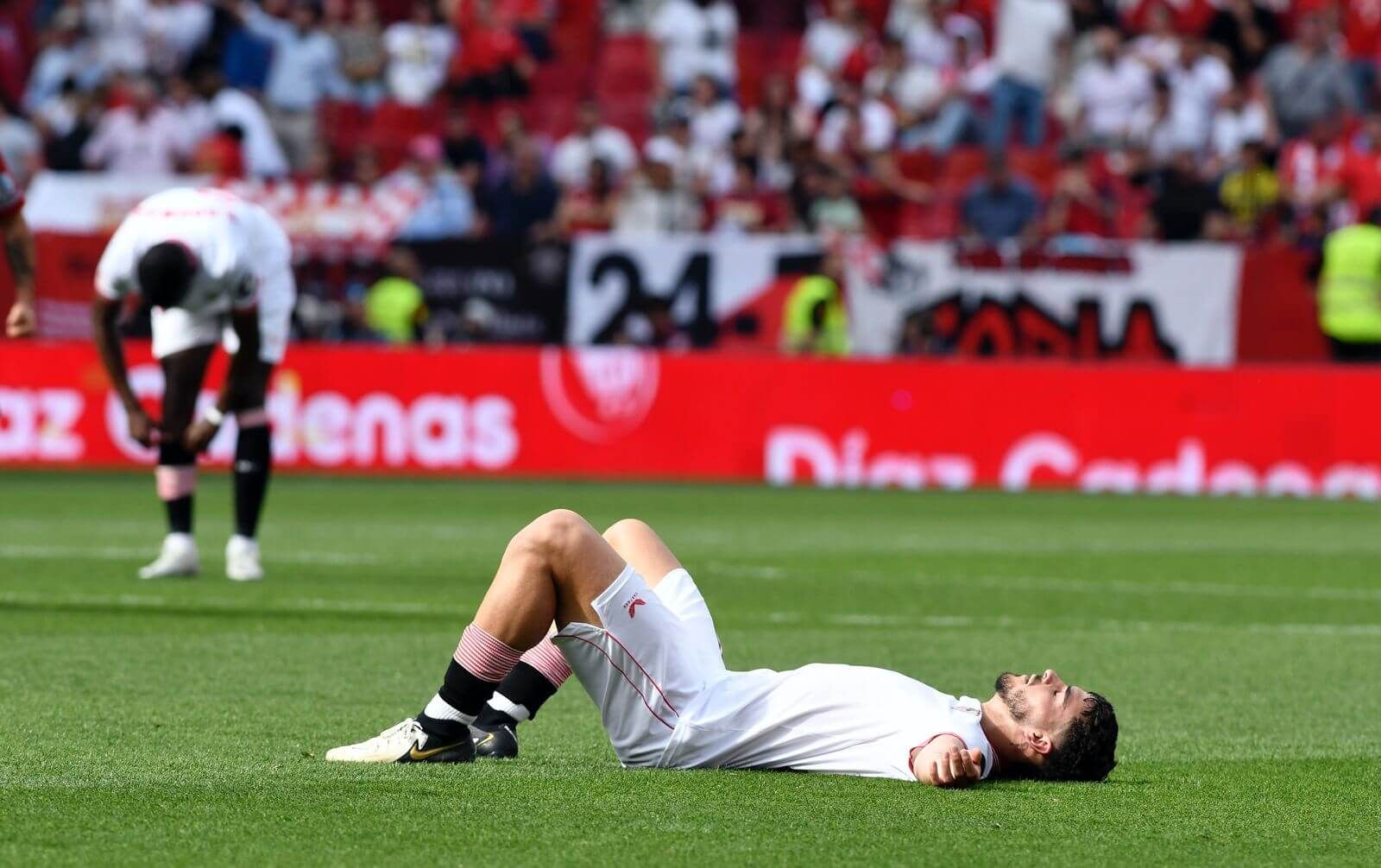  Isaac Romero, tendido en el césped tras el Sevilla-Celta.