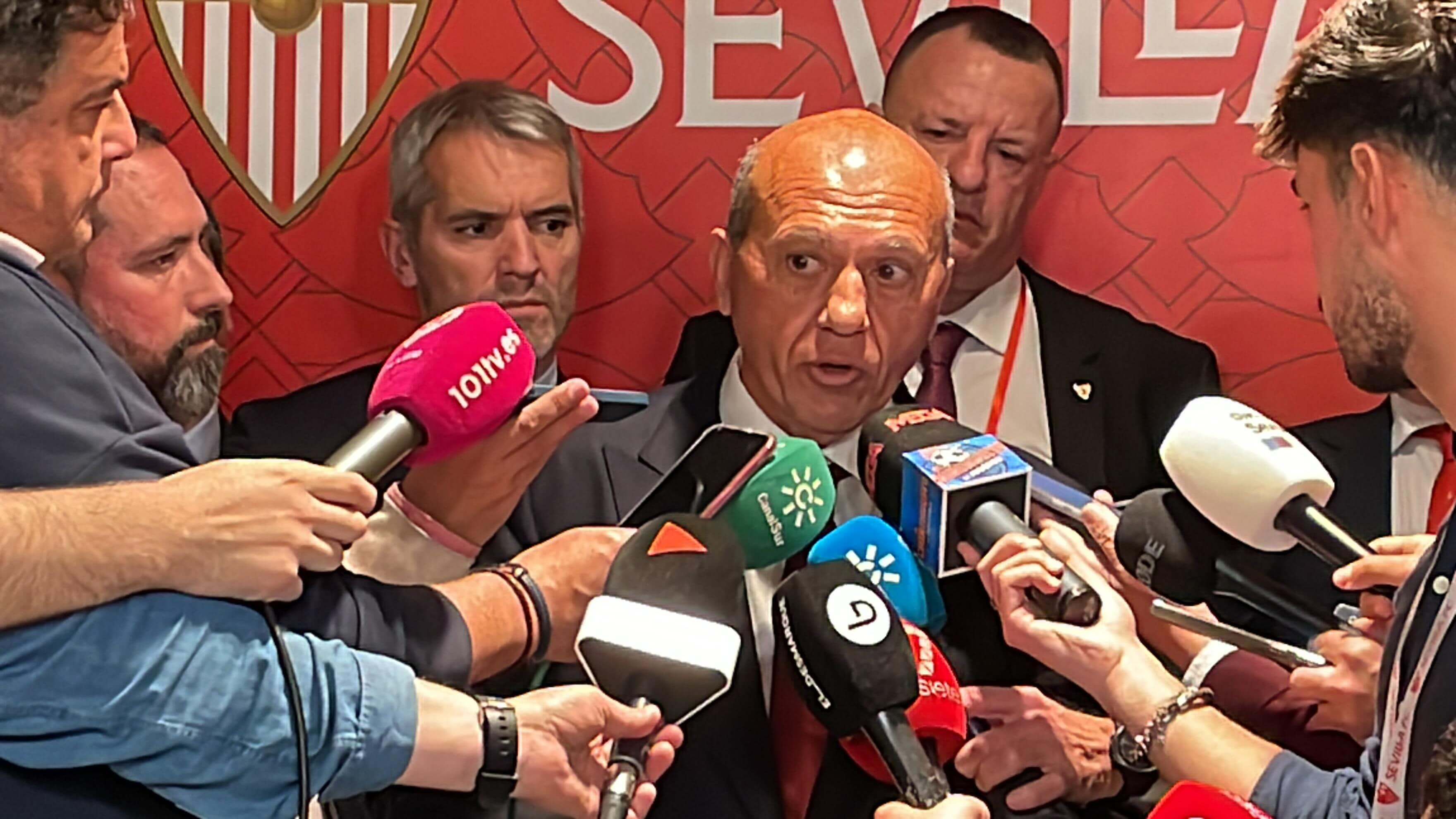  Del Nido, atendiendo a los medios, tras la Junta de marzo.