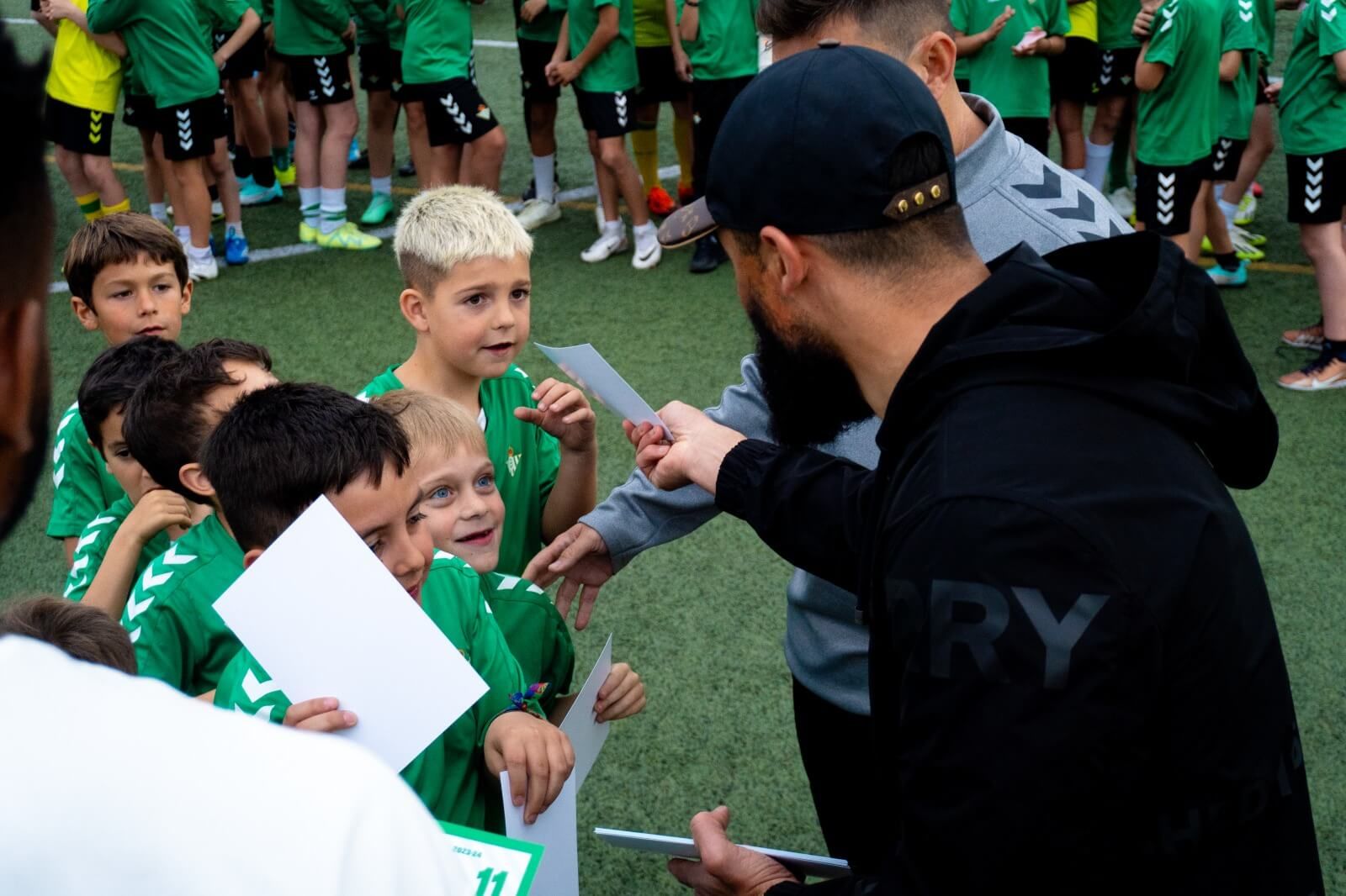  Nabil Fekir, junto a los más pequeños