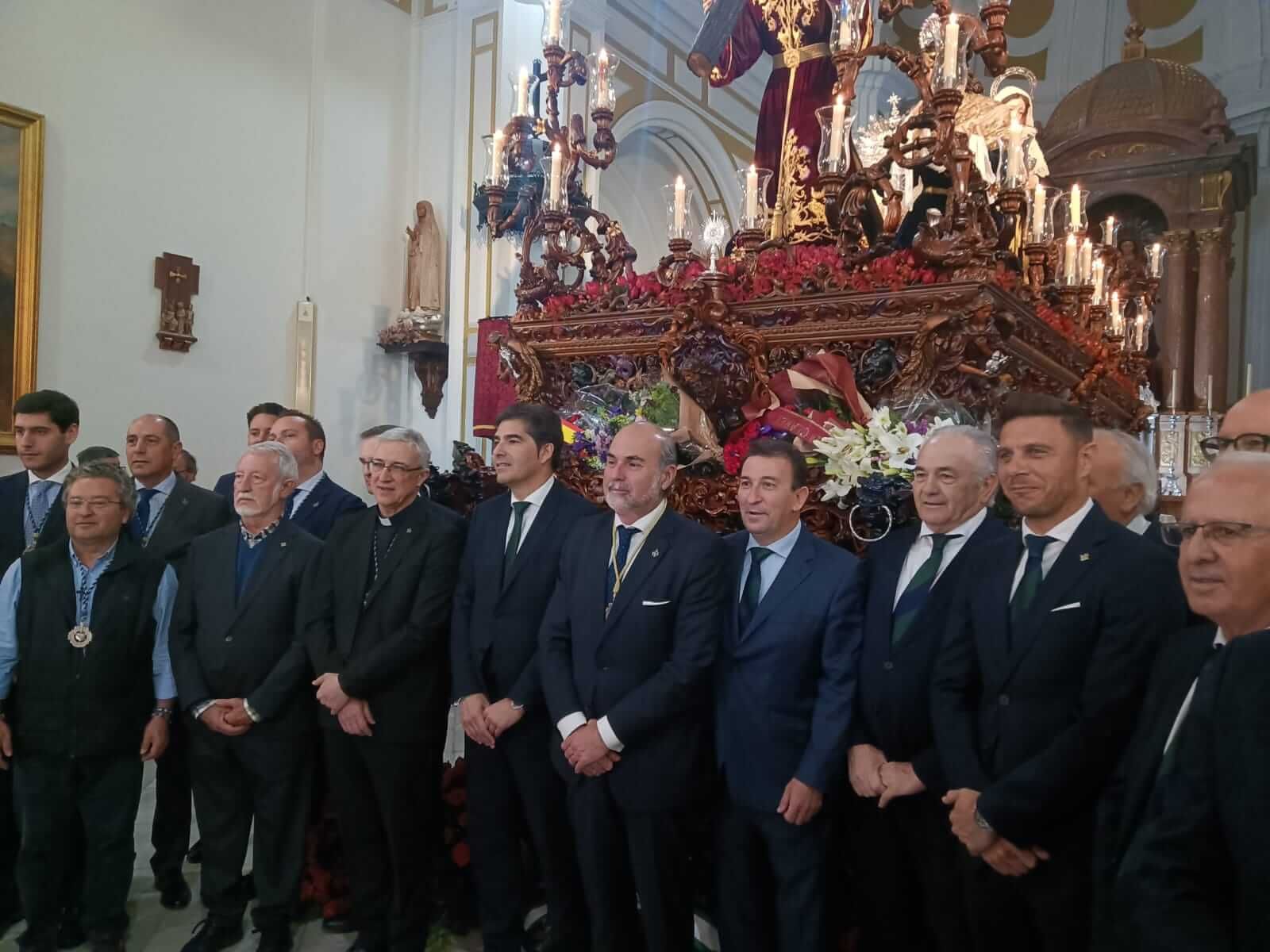 La comitiva del Real Betis, delante del paso de misterio