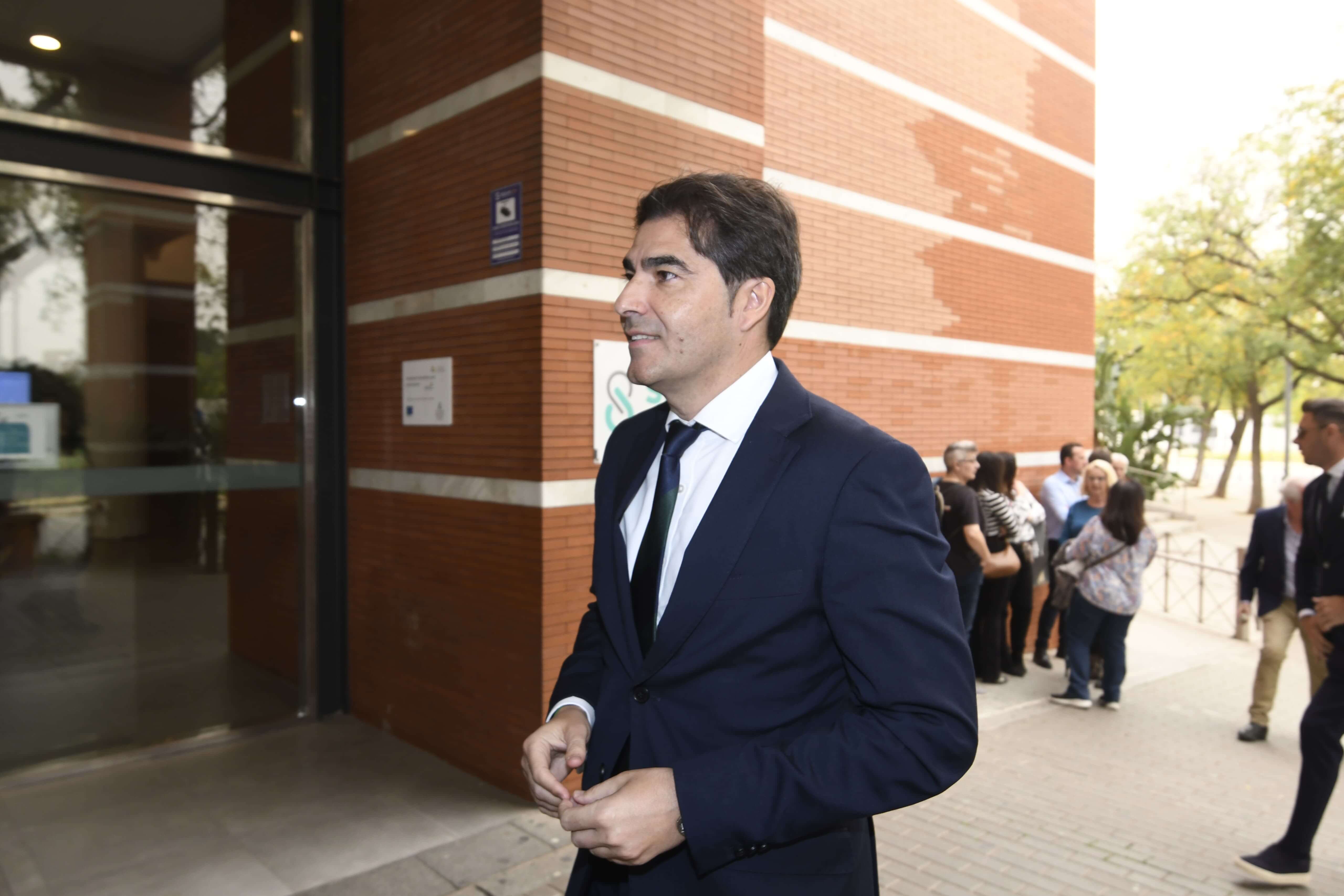  Ángel Haro, en el velatorio de Manuel Ruiz de Lopera.