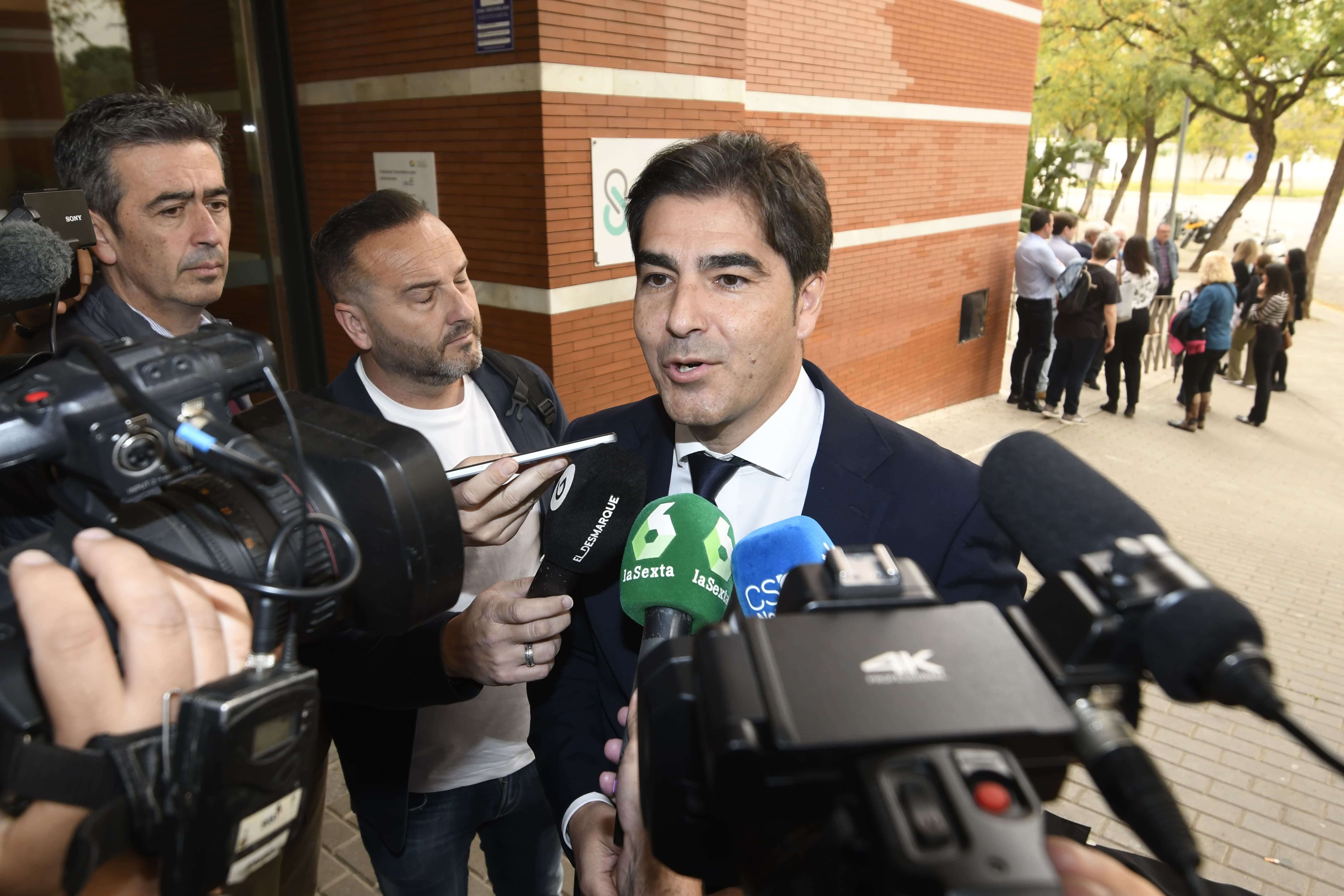 Ángel Haro, en el velatorio de Manuel Ruiz de Lopera.