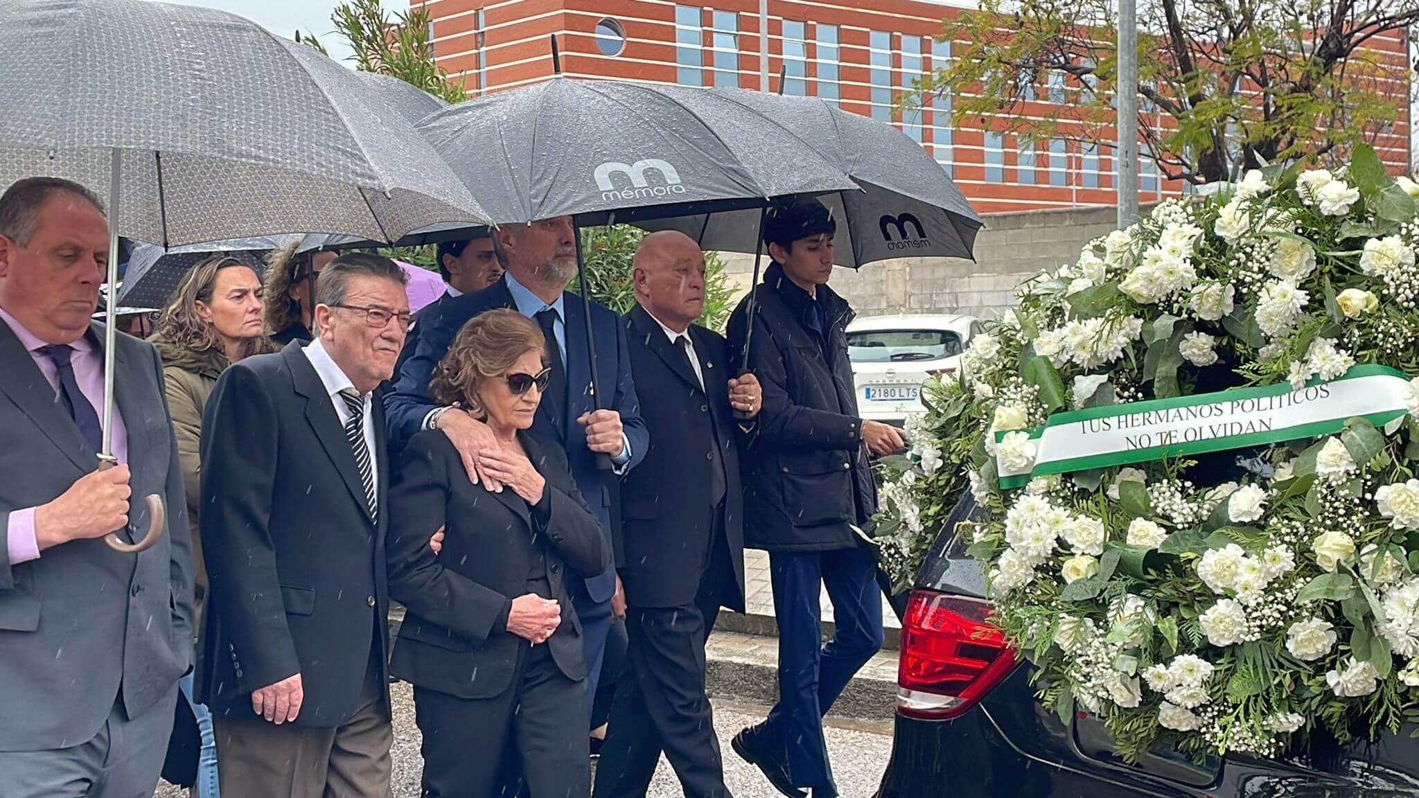 La familia de Lopera abandona el Tanatorio.