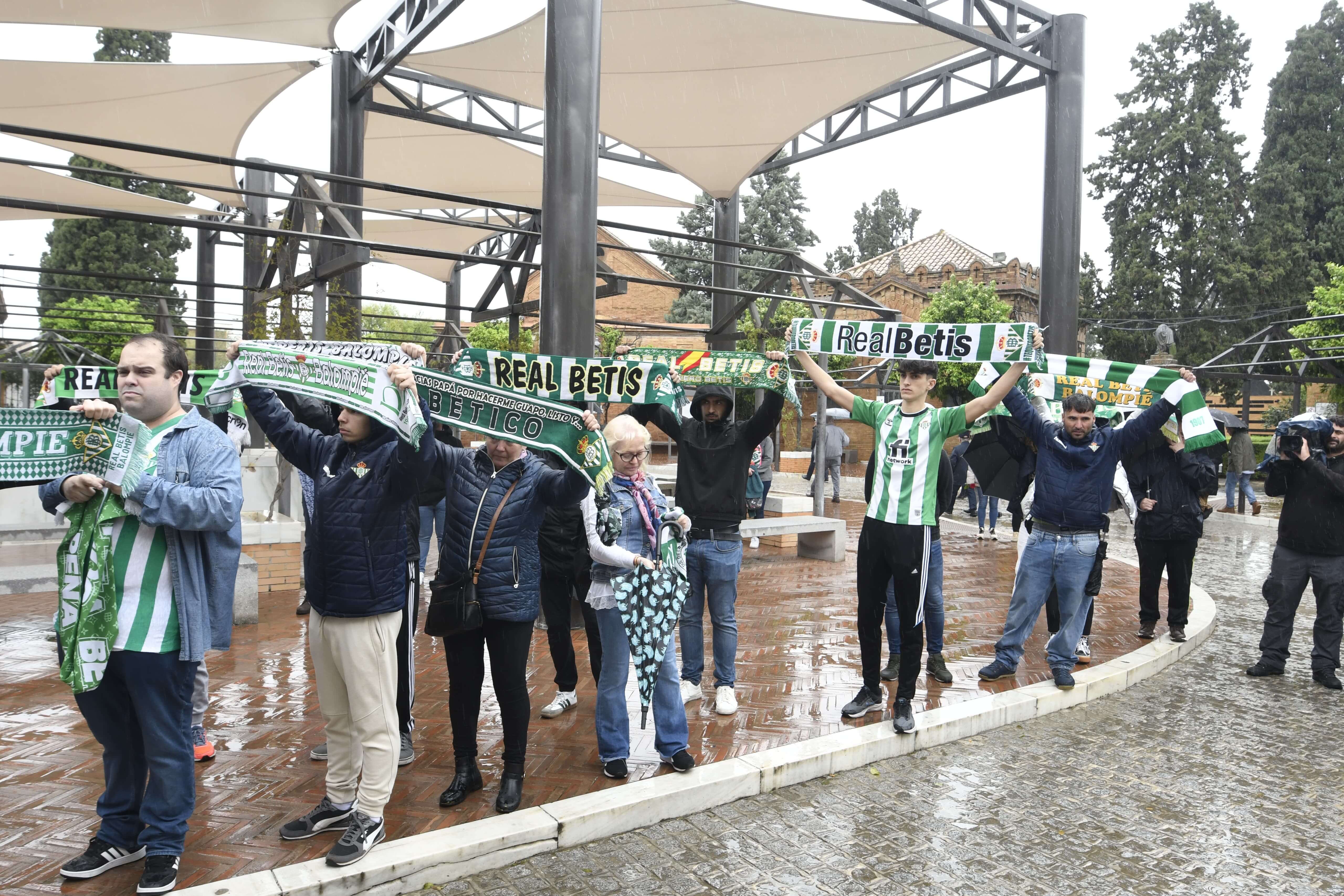 Aficionados del Betis esperando a Ruiz de Lopera.