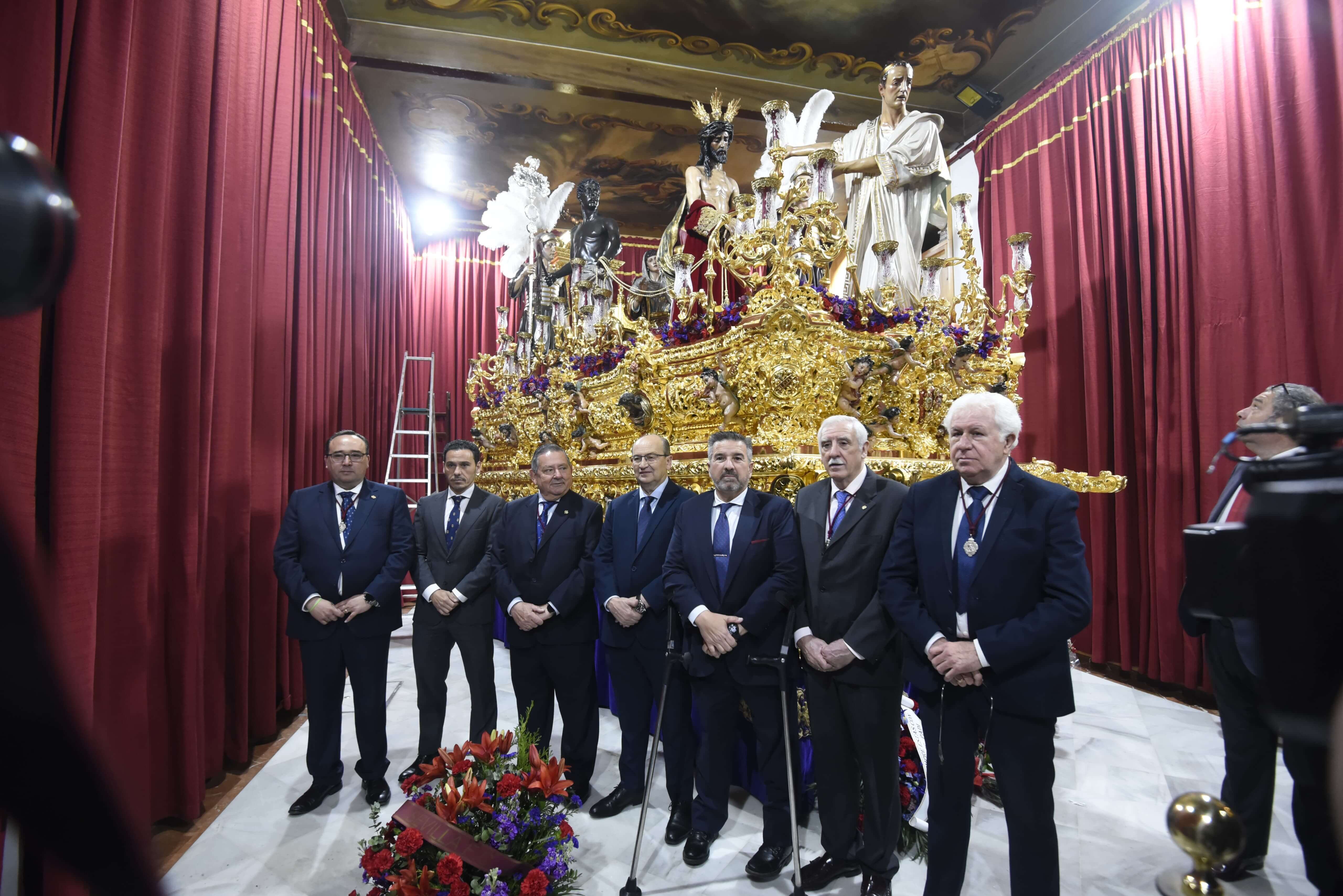  El Sevilla posa en la Hermandad de San Benito tras su tradicional ofrenda floral (foto: Kiko Hurtado).