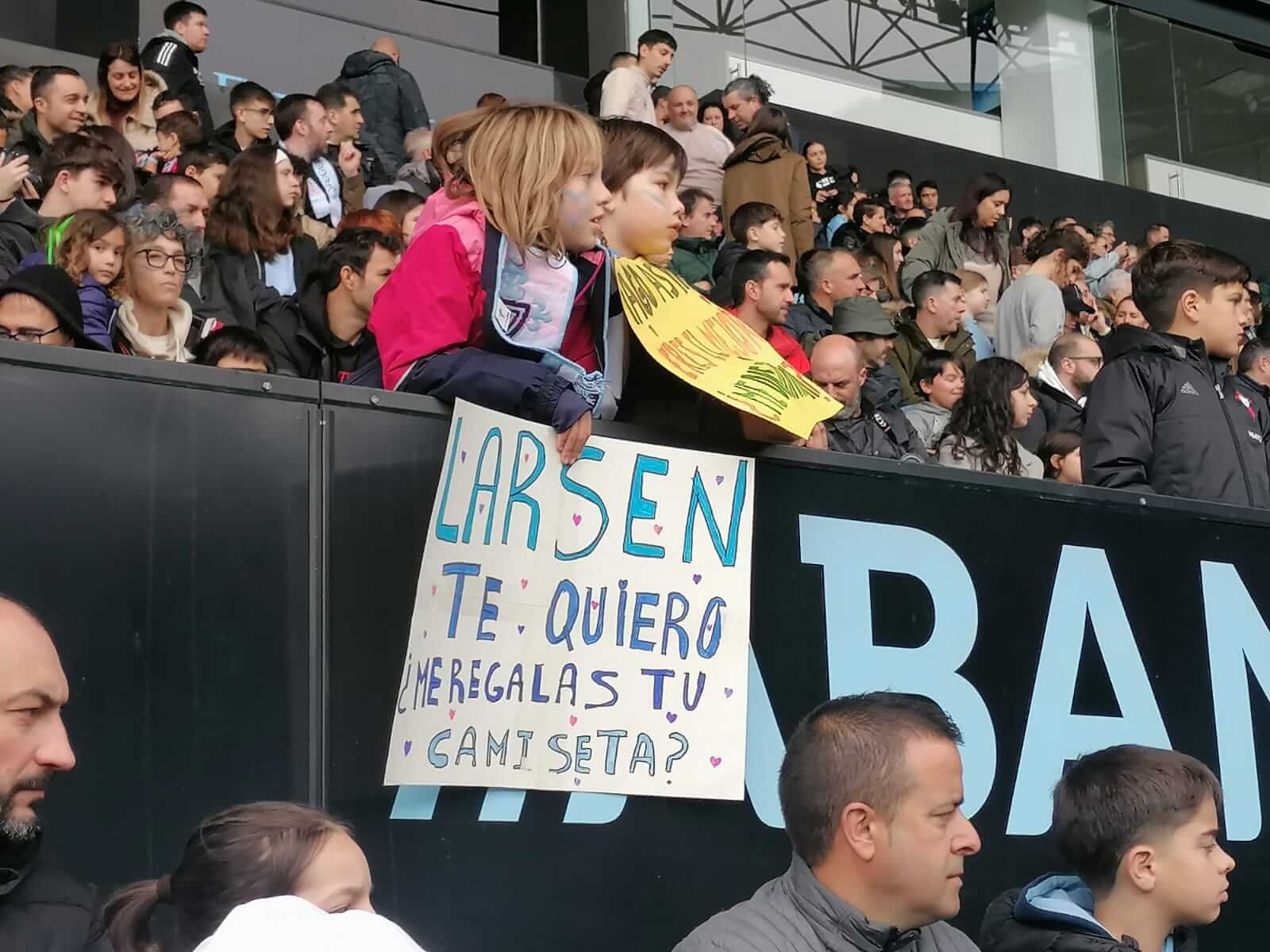  Aficionados del Celta piden la camiseta a Strand Larsen.