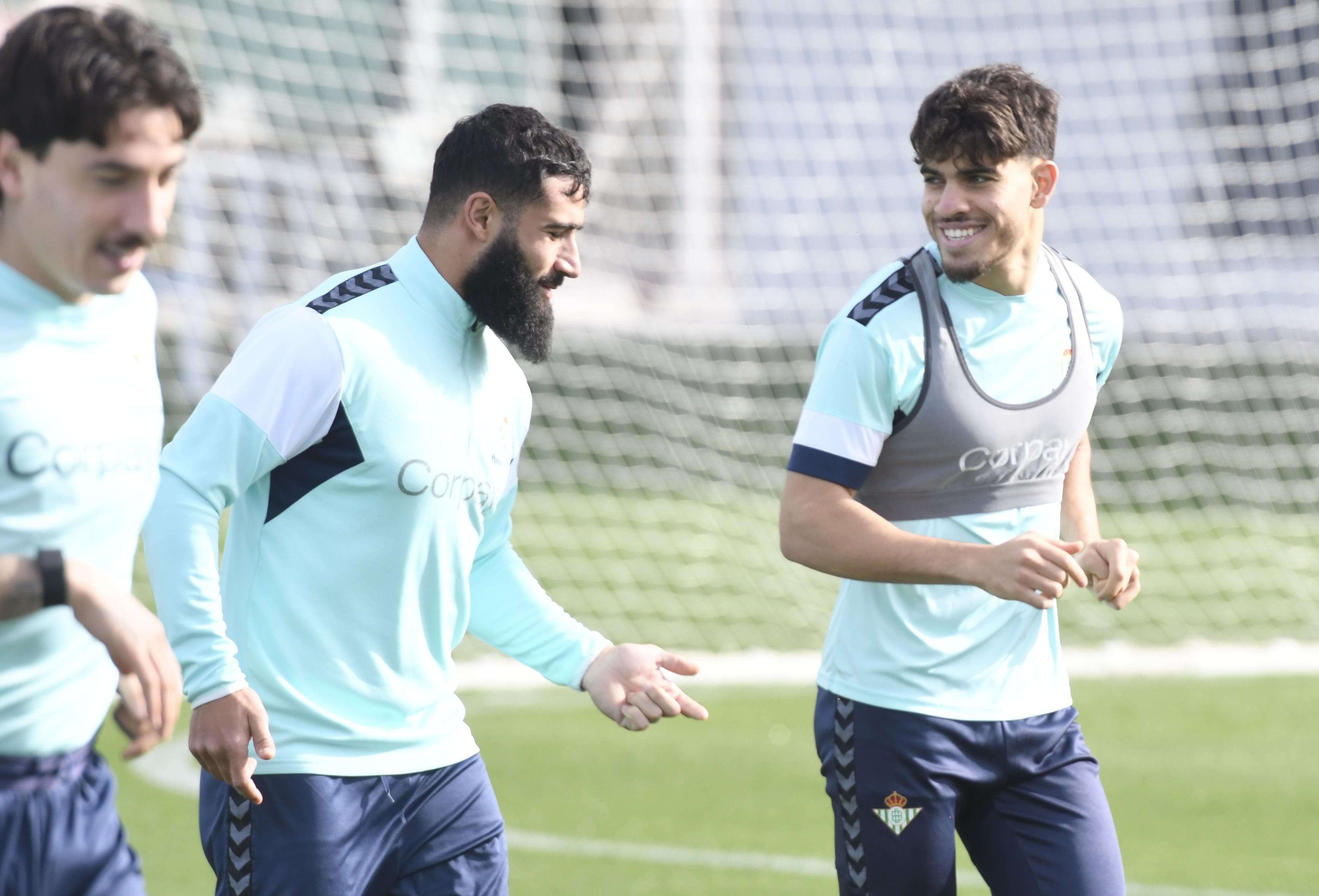  Nabil Fekir dialoga con Ez Abde