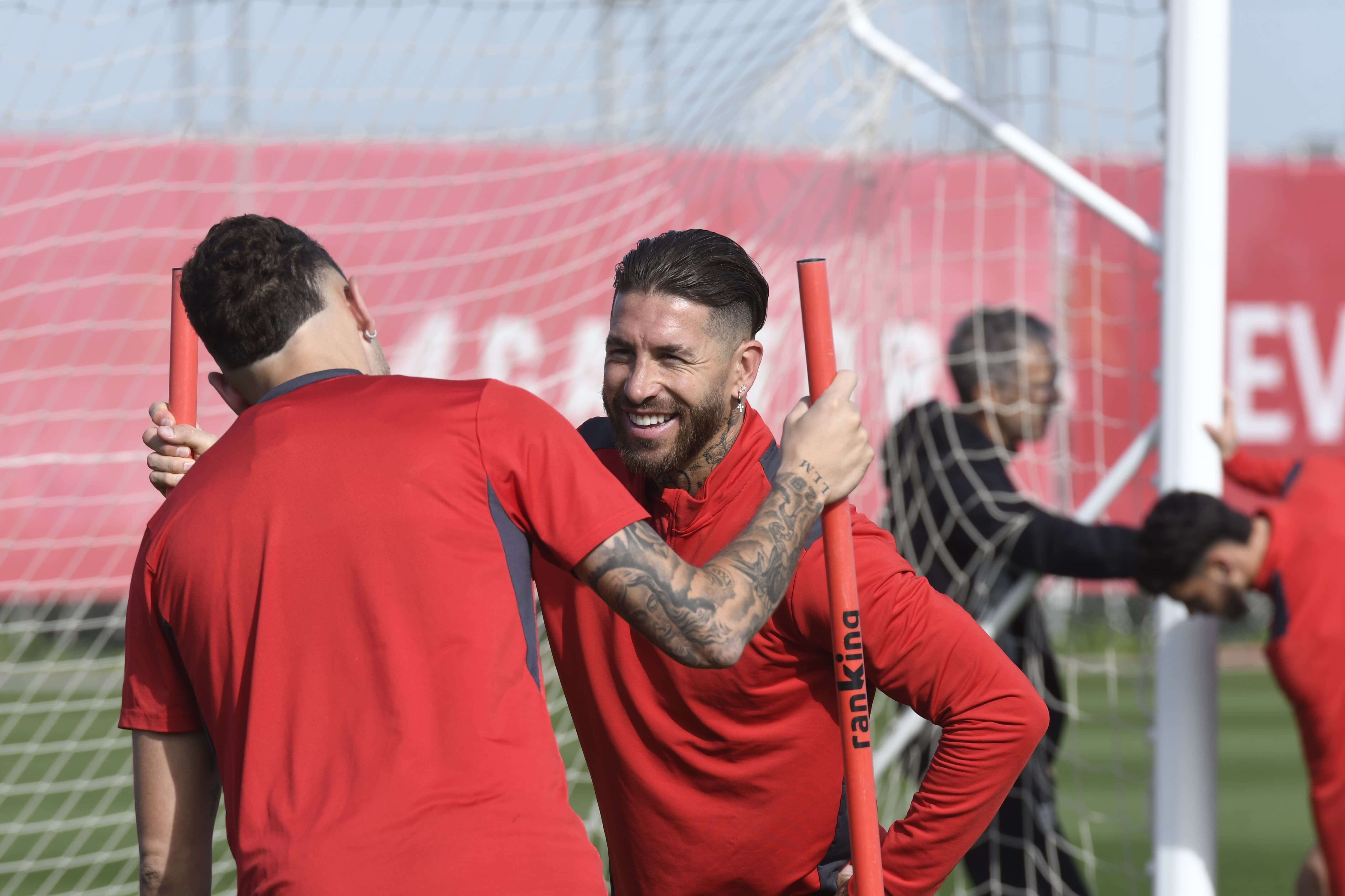  Sergio Ramos con Ocampos, en el entrenamiento