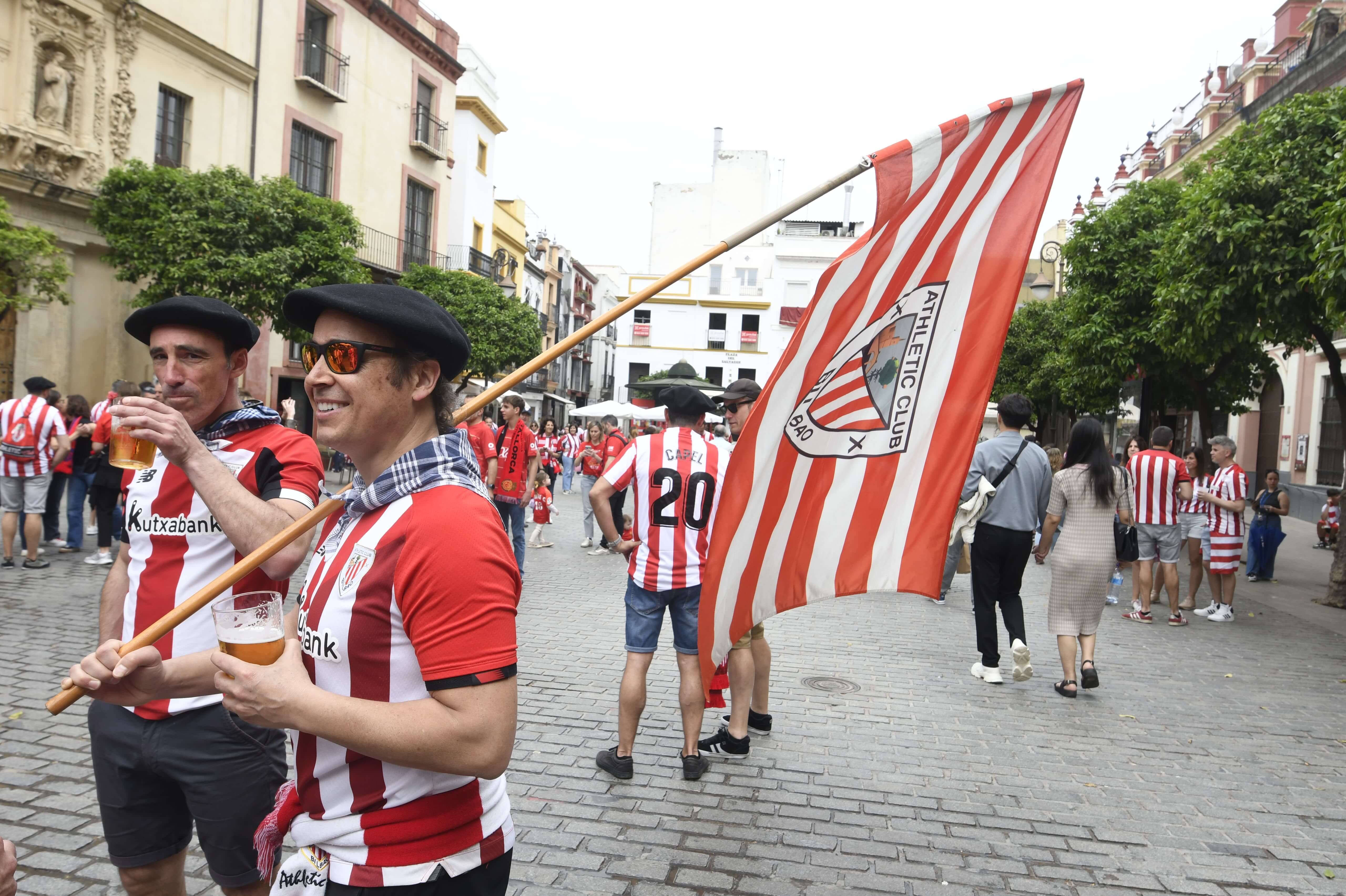 Aficionados del Athletic dan cuenta de los bares de Sevilla.