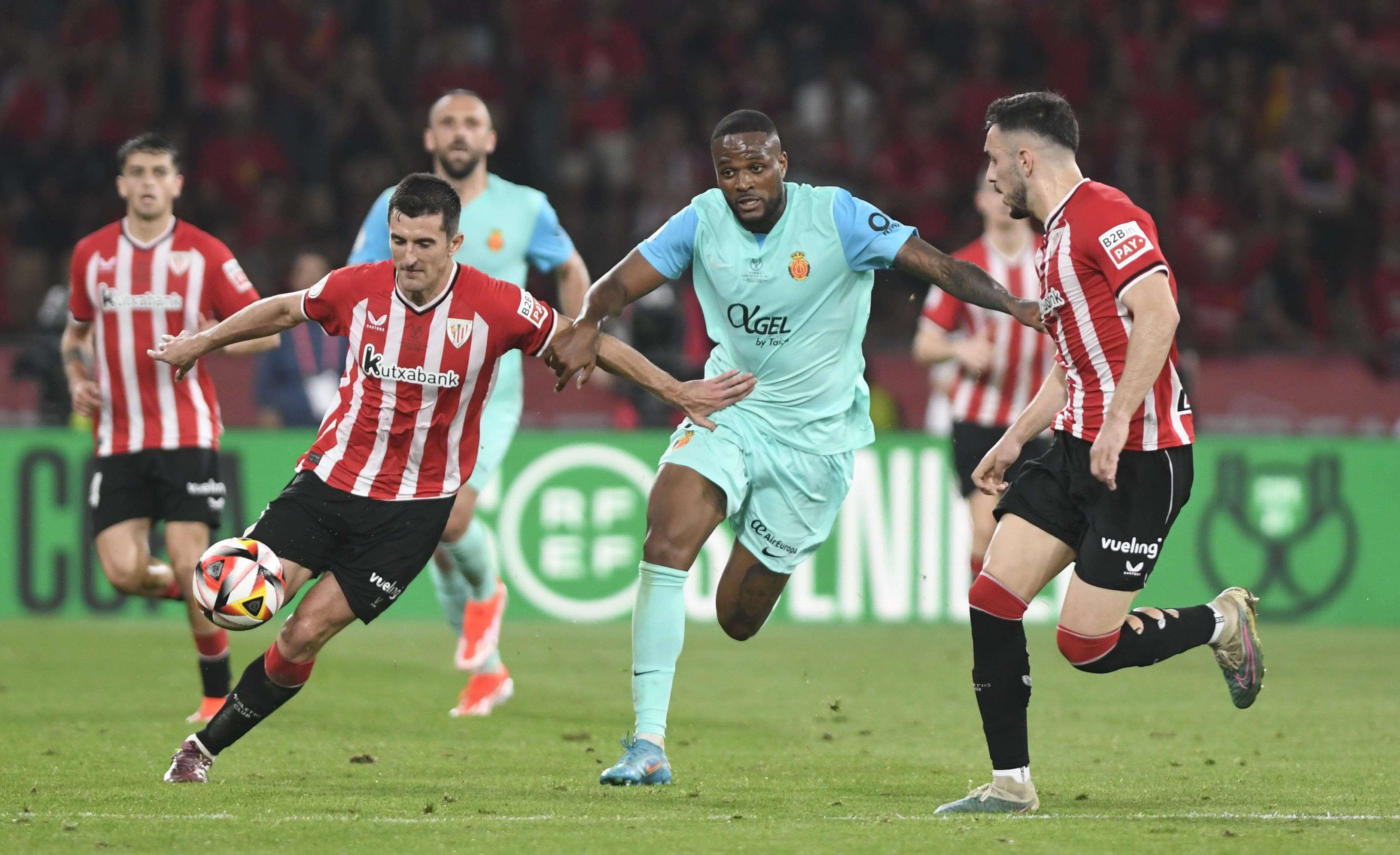 Daniel Vivian y Paredes defienden a Larin en la final de Copa del Rey.