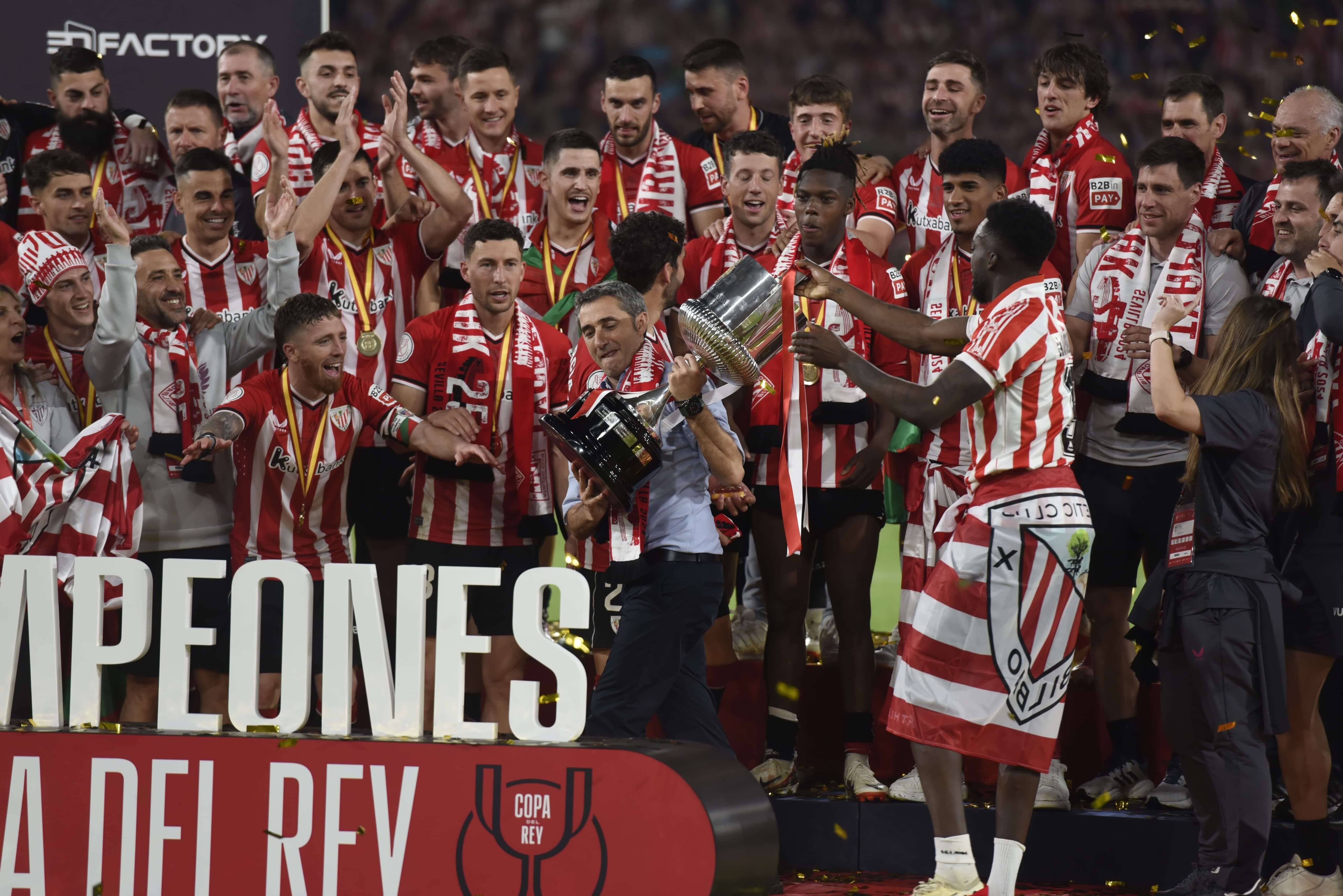  Ernesto Valverde levanta el trofeo de la Copa del Rey logrado por el Athletic.