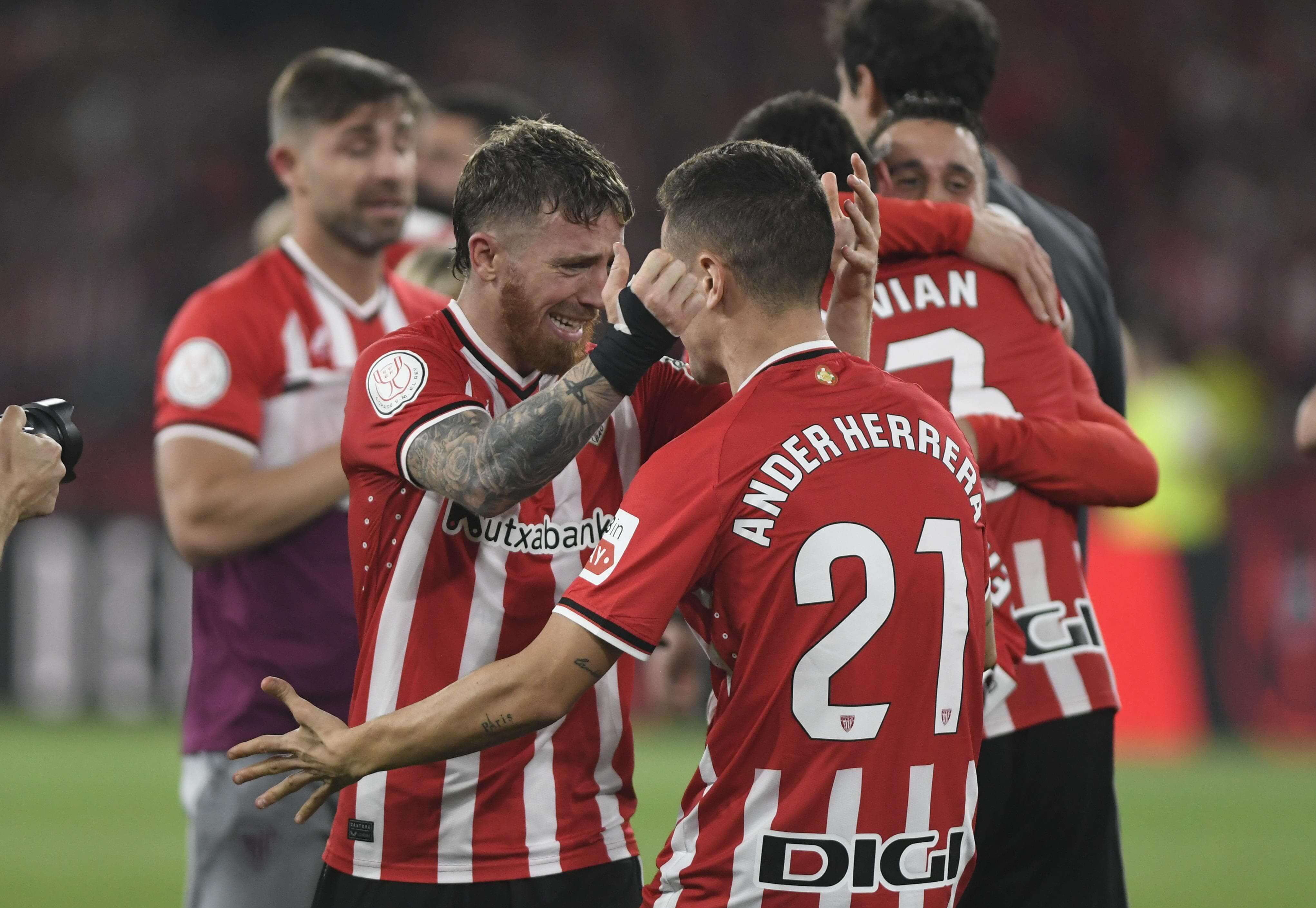  Ander Herrera abraza a Iker Muniain.