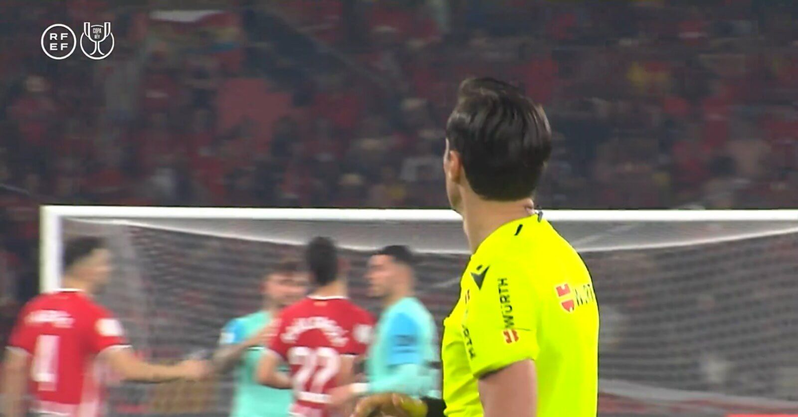  Aitor Paredes y Raúl García consuelan a los jugadores del Mallorca.