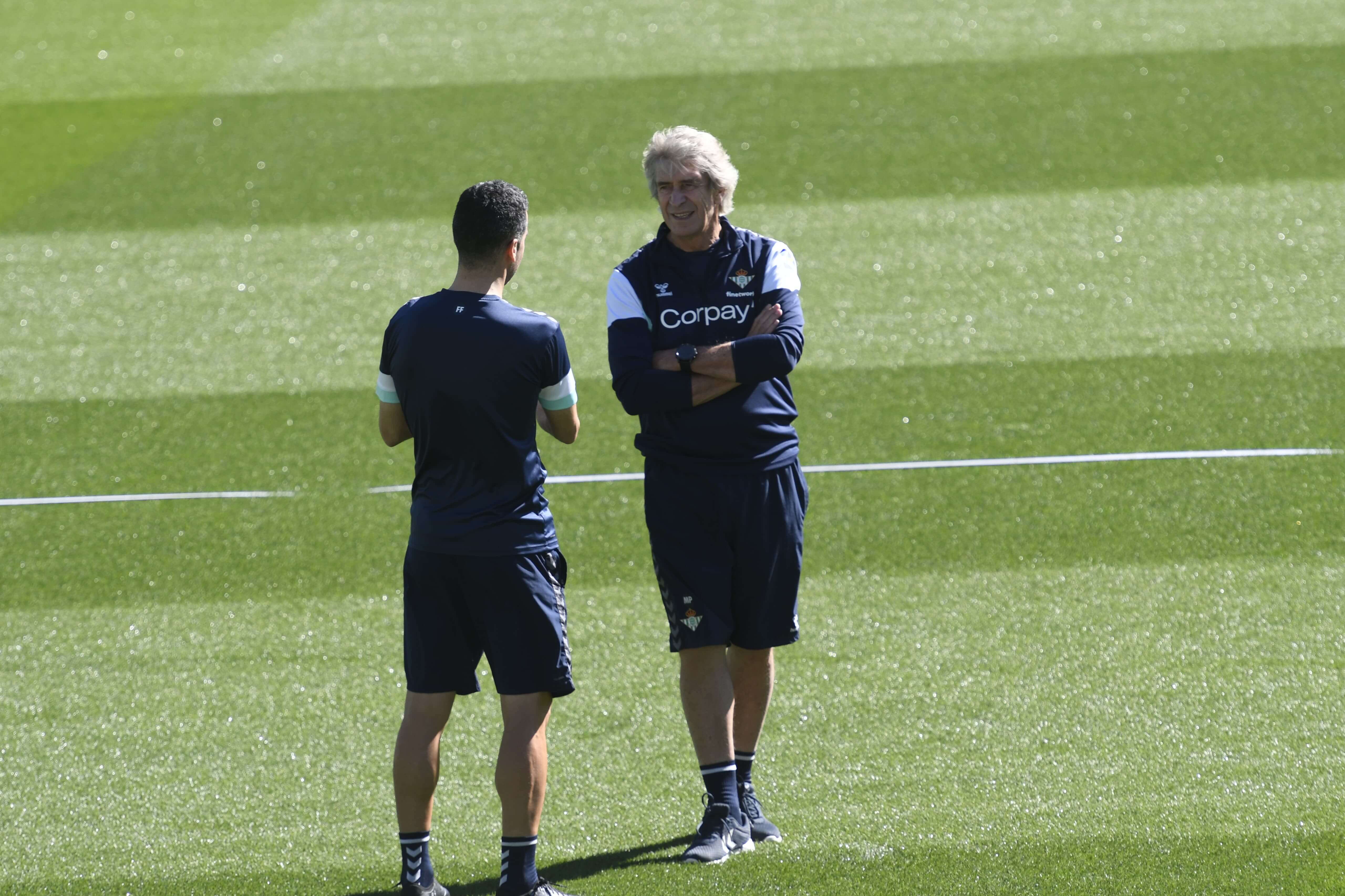Pellegrini, técnico del Betis, durante la sesión del jueves.