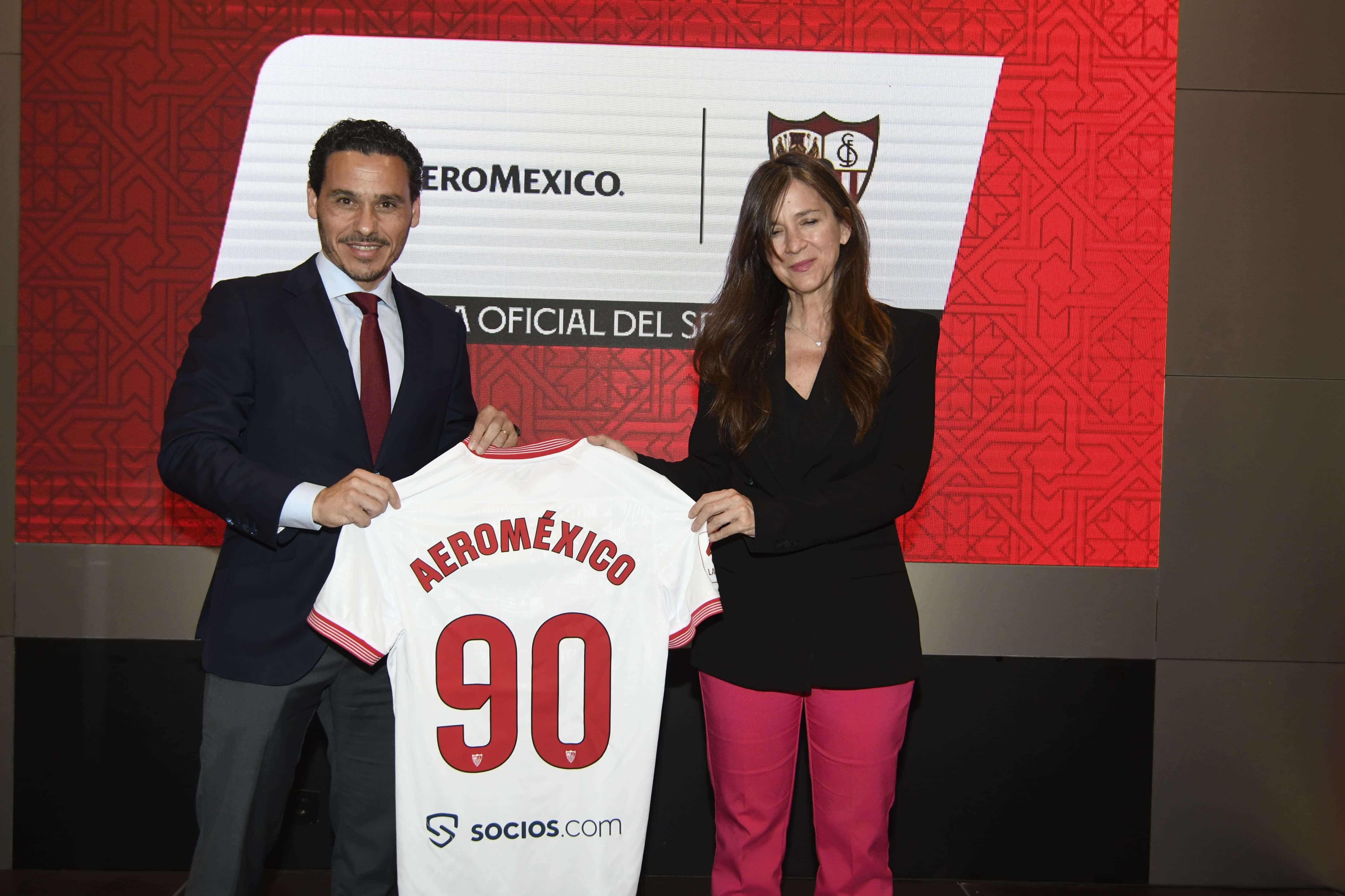  Del Nido Carrasco, junto a Sonia Oliveros.