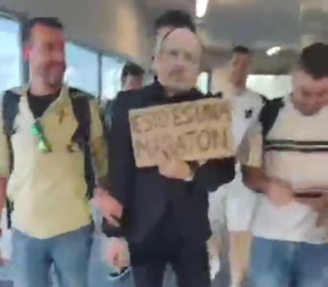  Aficionado del Celta con la careta de Rafa Benítez.